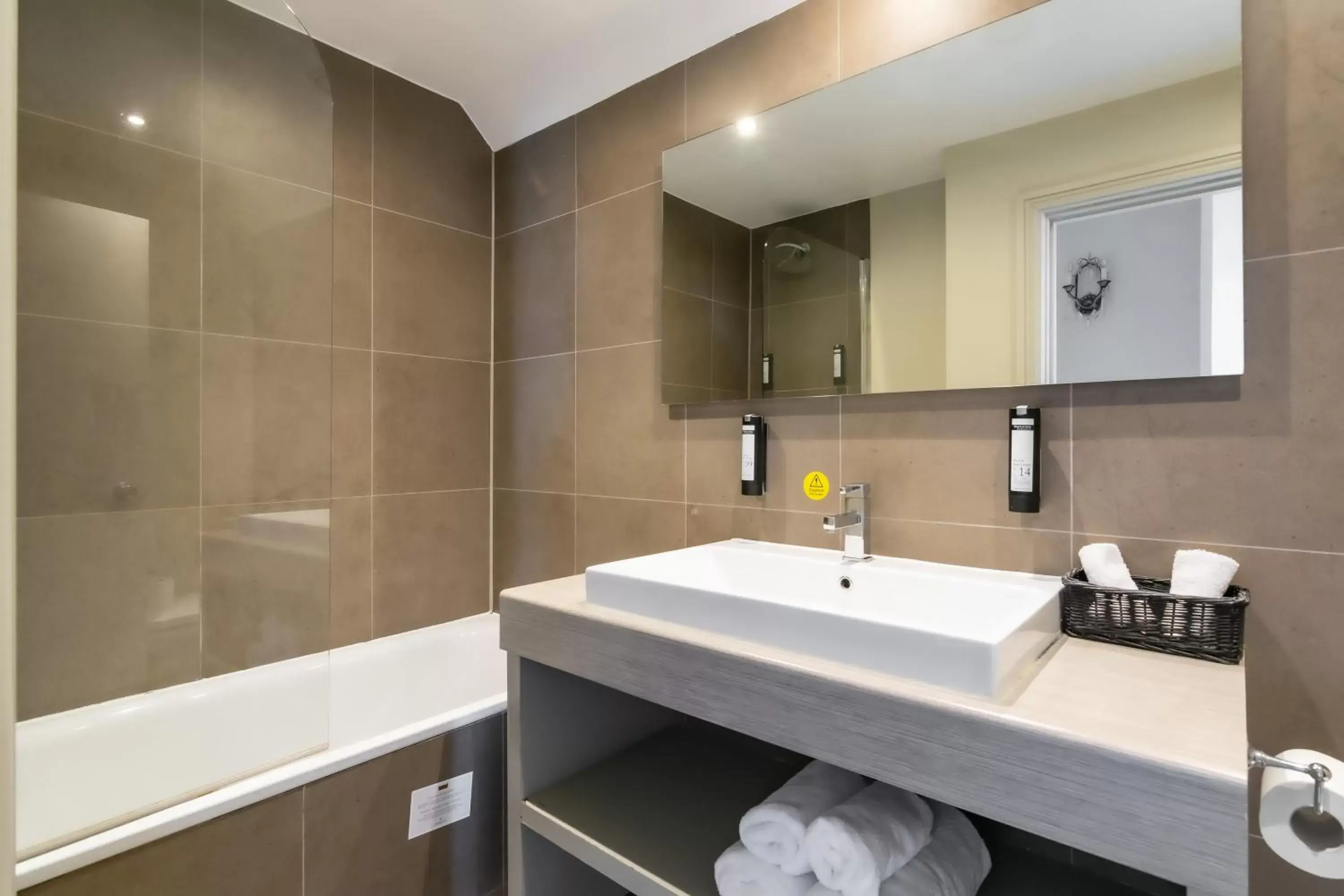 Shower, Bathroom in Kew Gardens Hotel