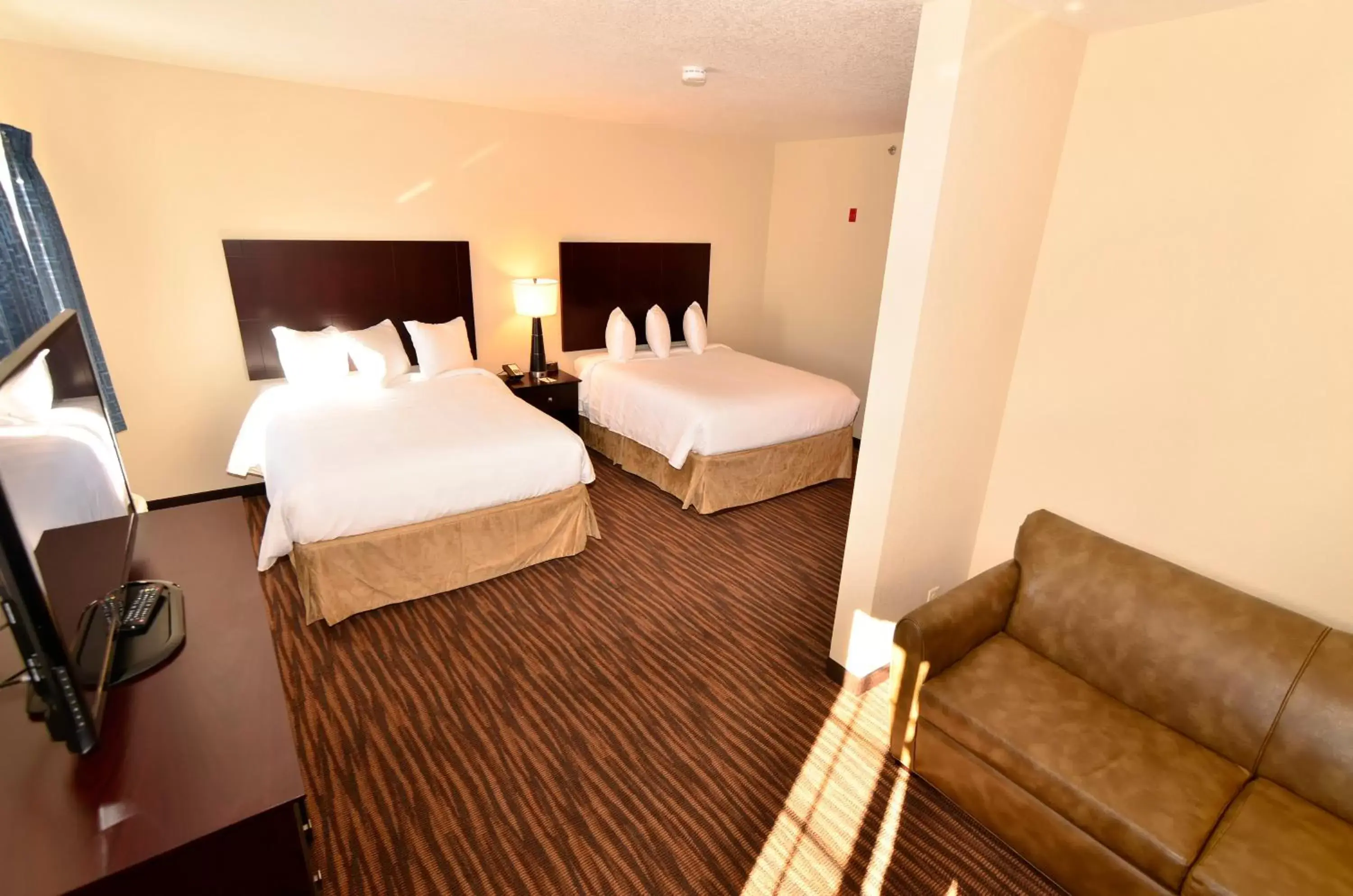 Bed in Cobblestone Inn & Suites - Holstein