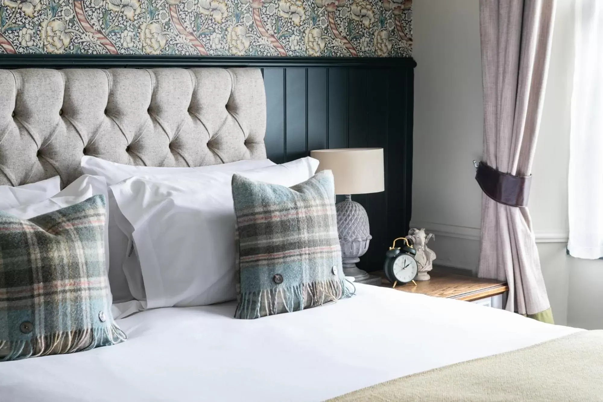 Bedroom, Bed in The Fleece at Cirencester