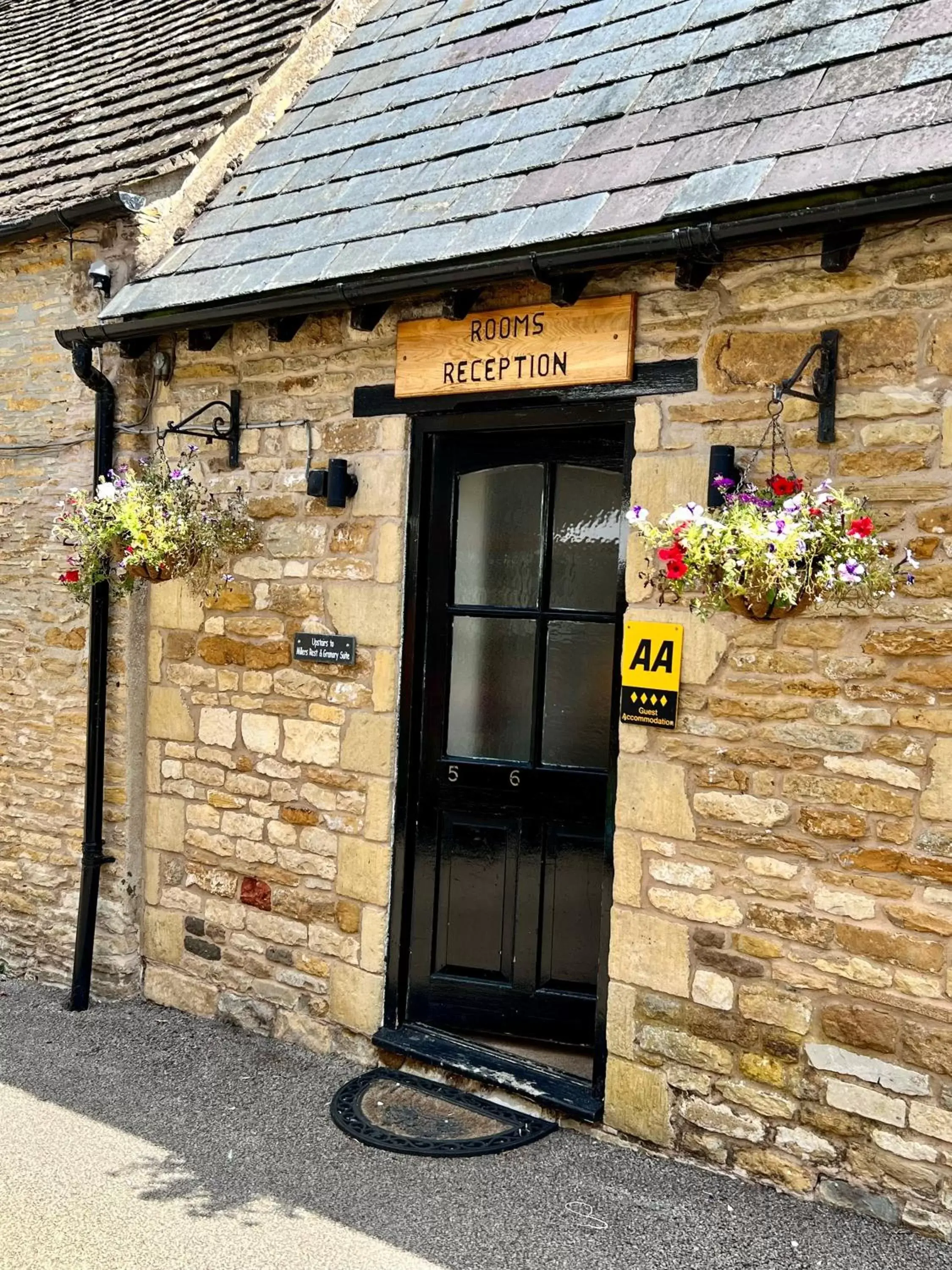 Facade/entrance in The Kings Arms Inn