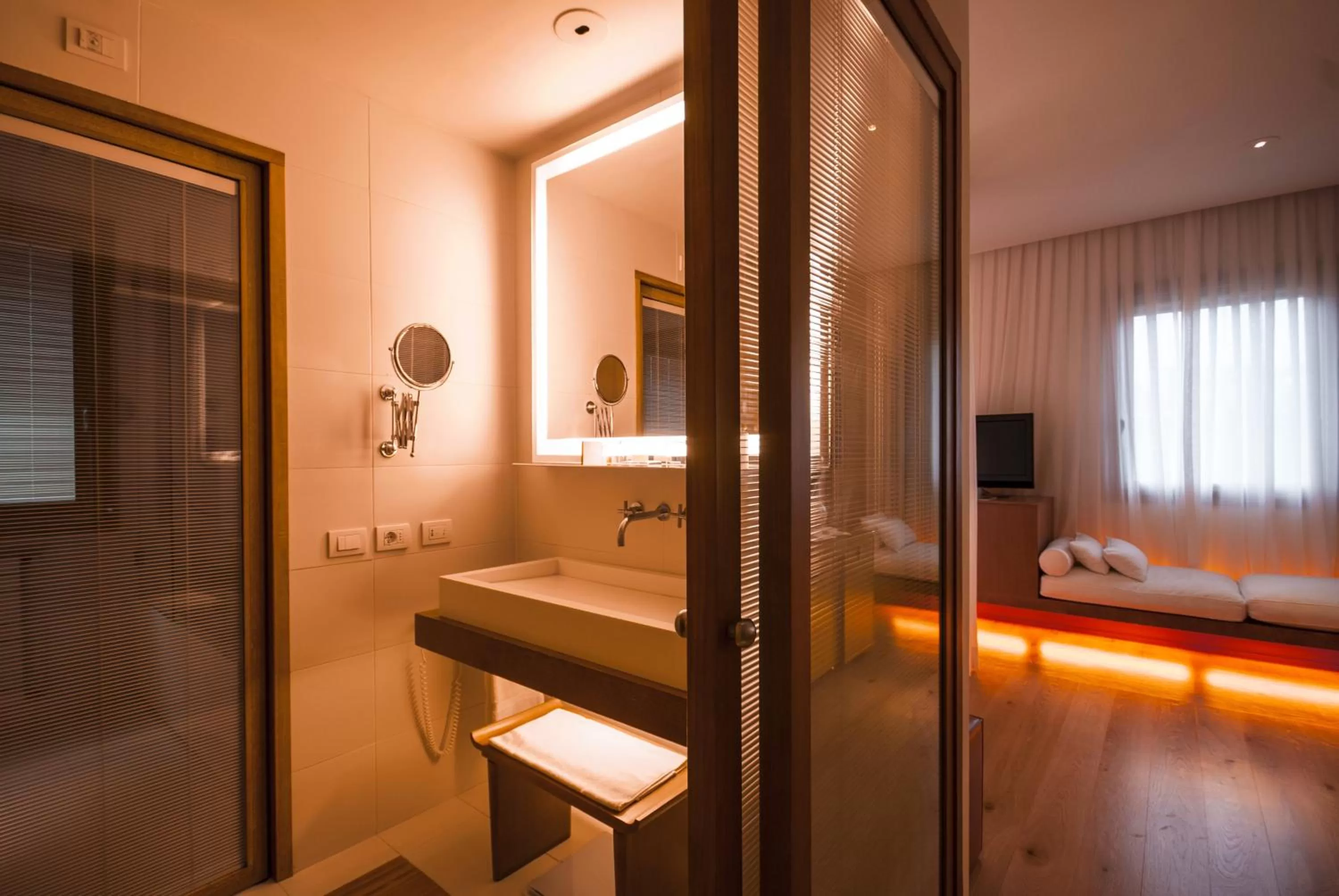 Bathroom, Bed in Hotel Continentale - Lungarno Collection
