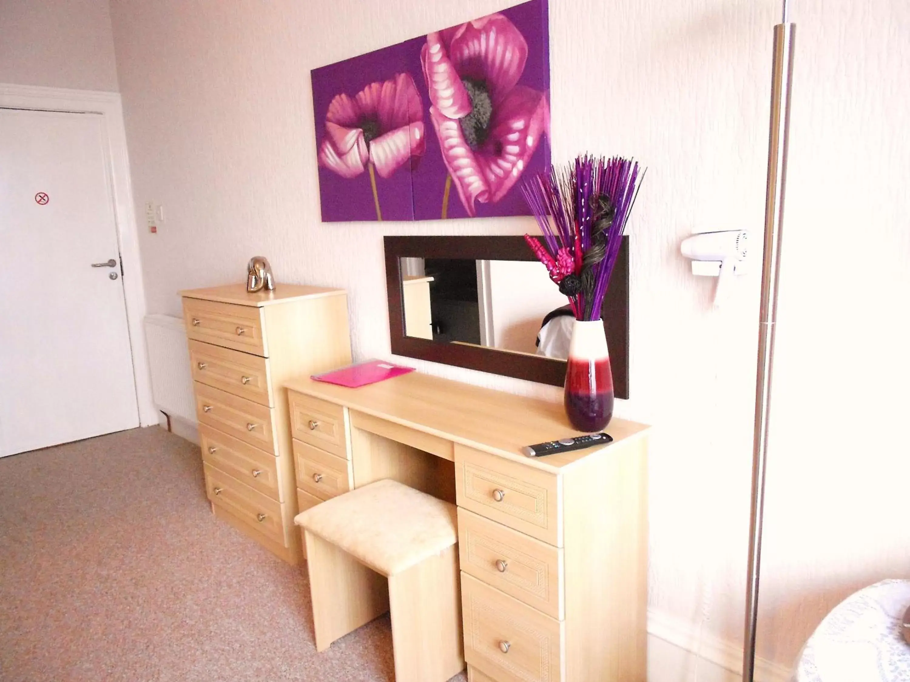 Seating area, TV/Entertainment Center in Winchmore Hotel