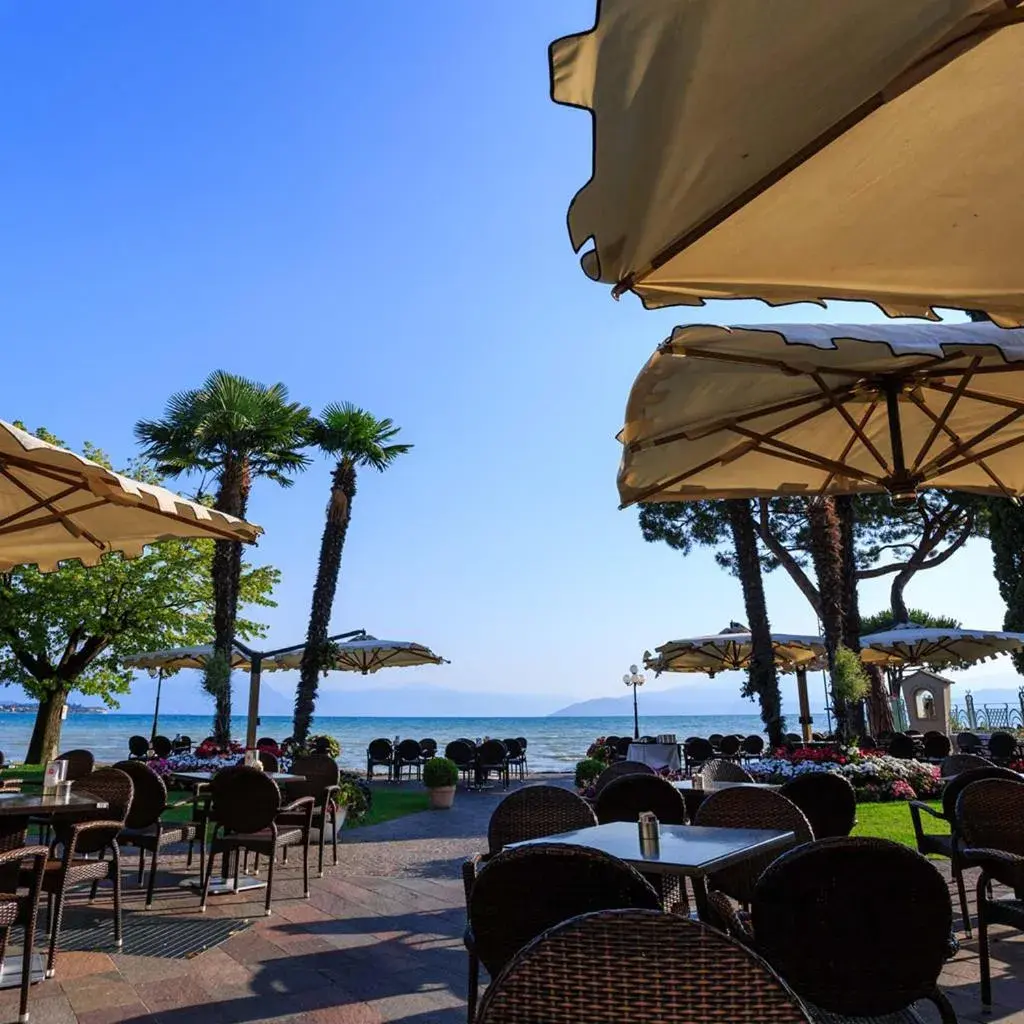 Patio, Restaurant/Places to Eat in Hotel Lugana Parco Al Lago