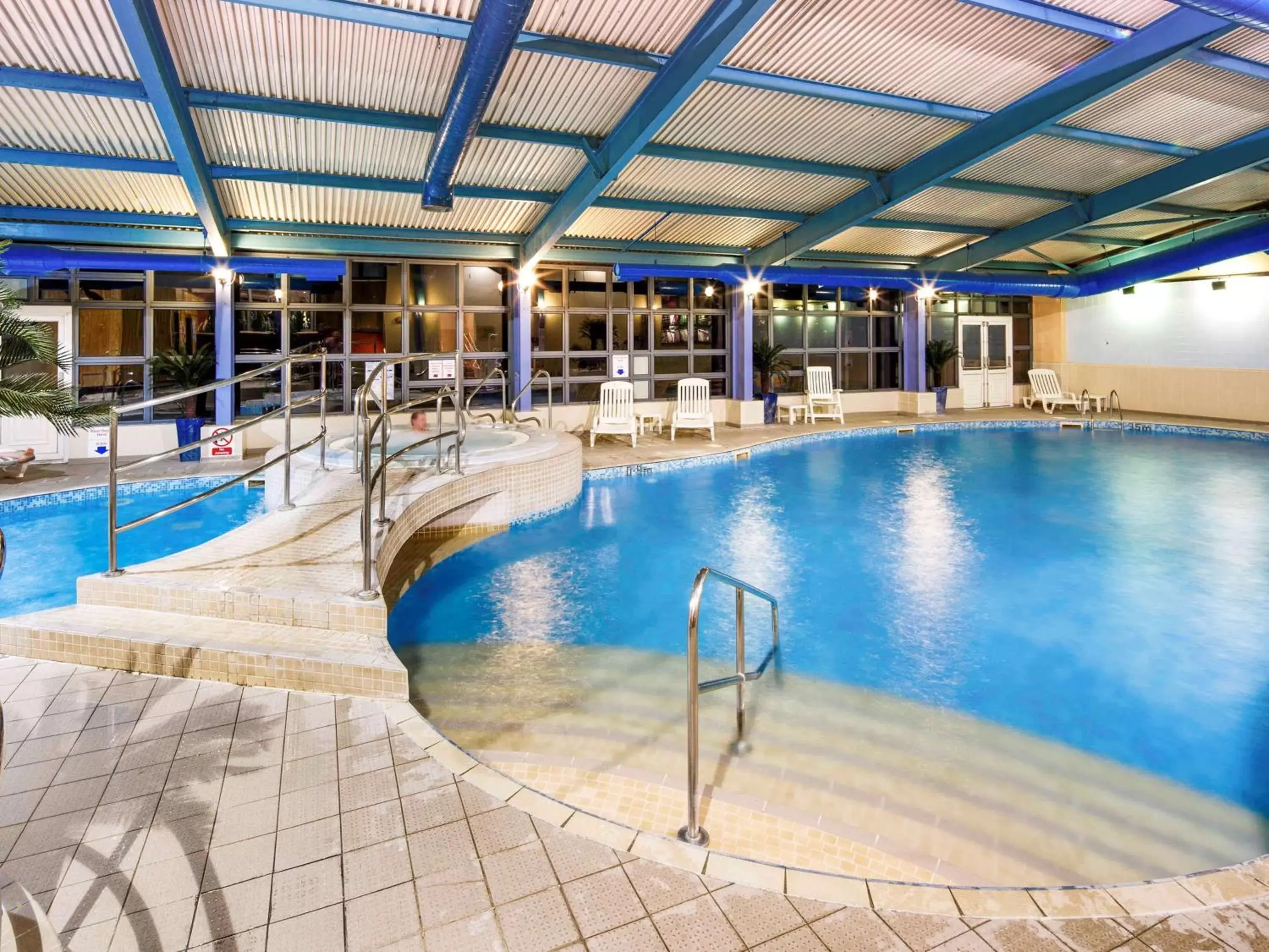 Property building, Swimming Pool in Mercure Chester Abbots Well Hotel