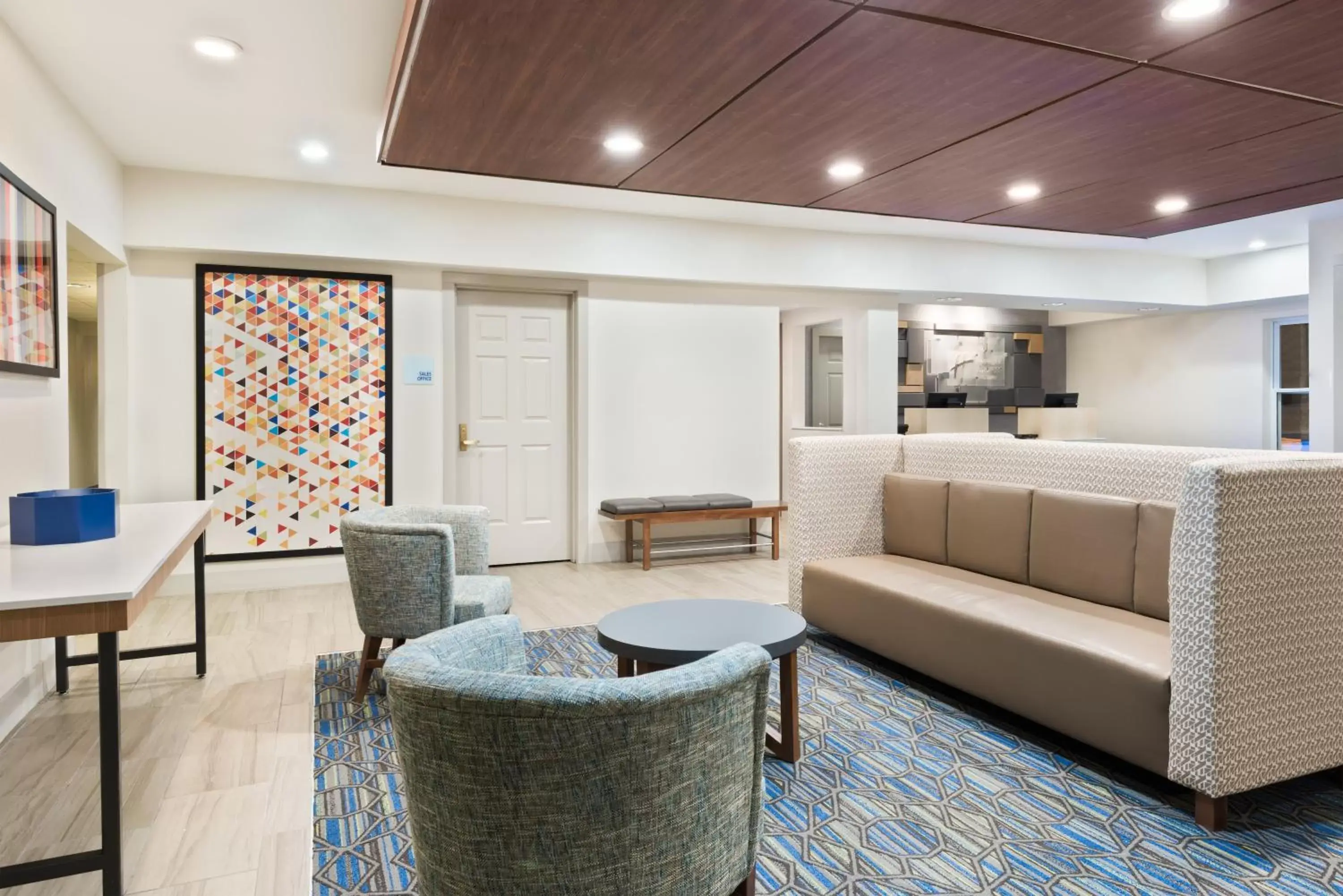 Lobby or reception, Seating Area in Holiday Inn Express & Suites - Columbus Airport East, an IHG Hotel