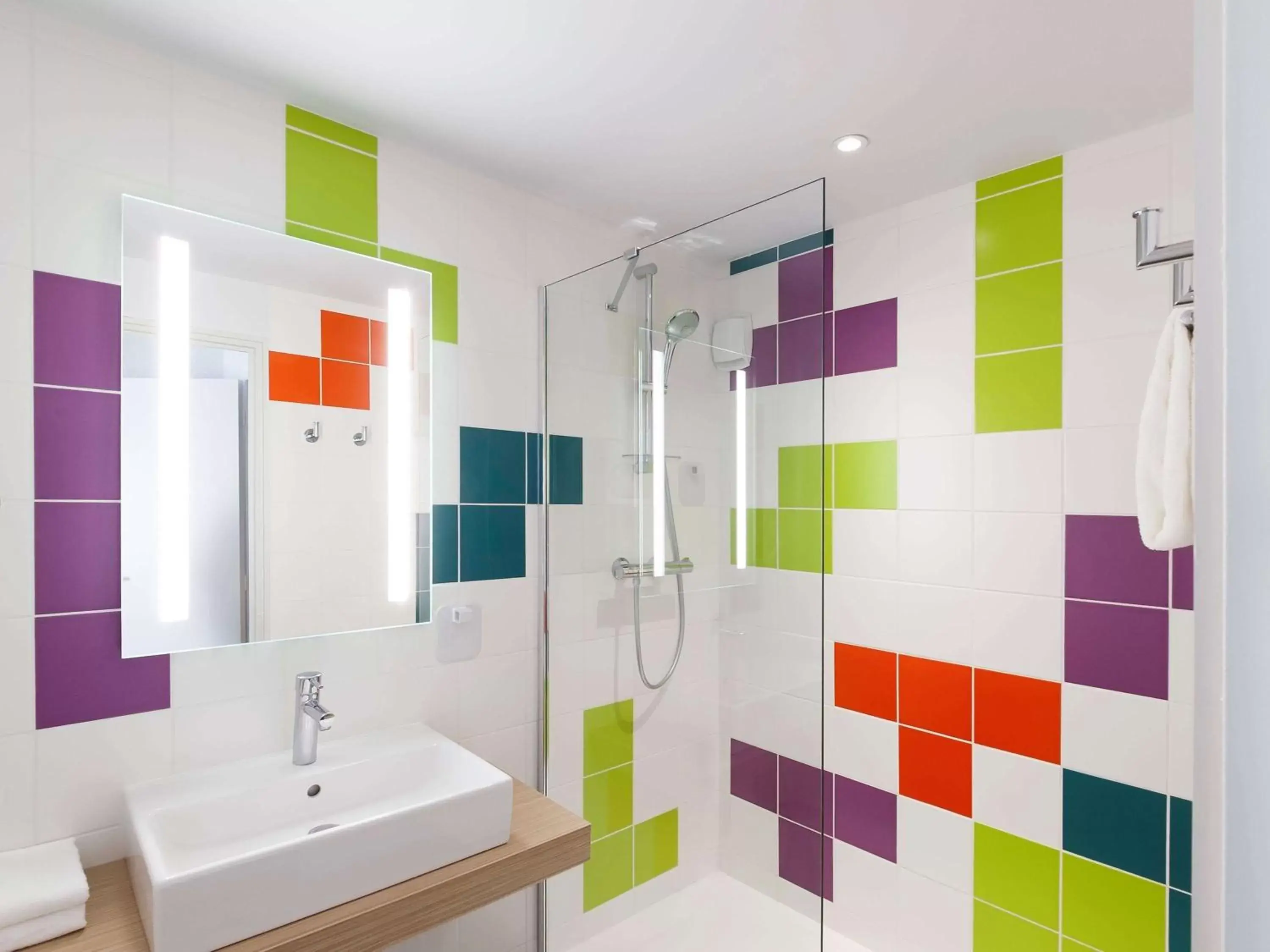 Photo of the whole room, Bathroom in ibis Styles Poitiers Nord