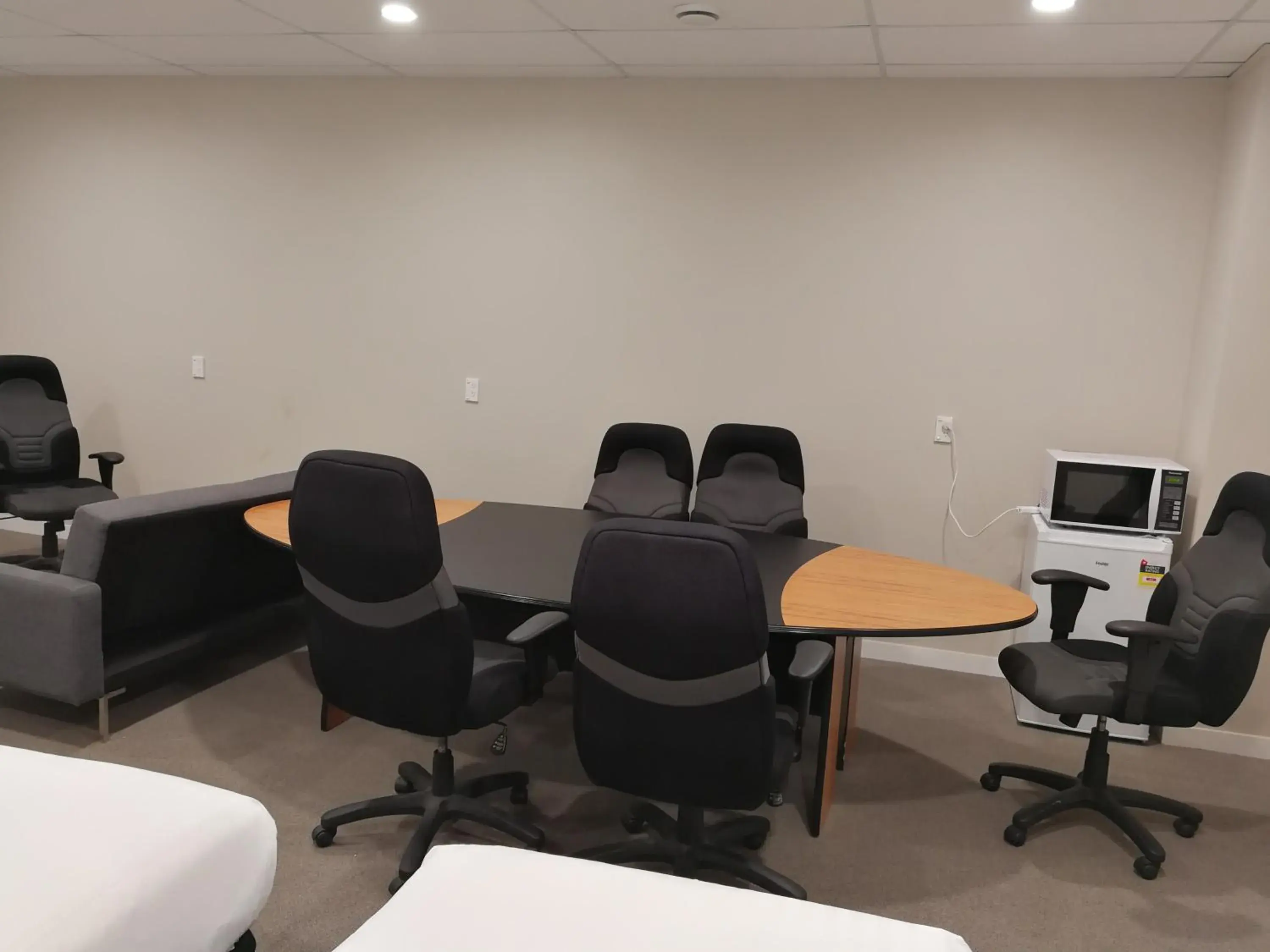 Dining area, Business Area/Conference Room in Three Palms Lodge