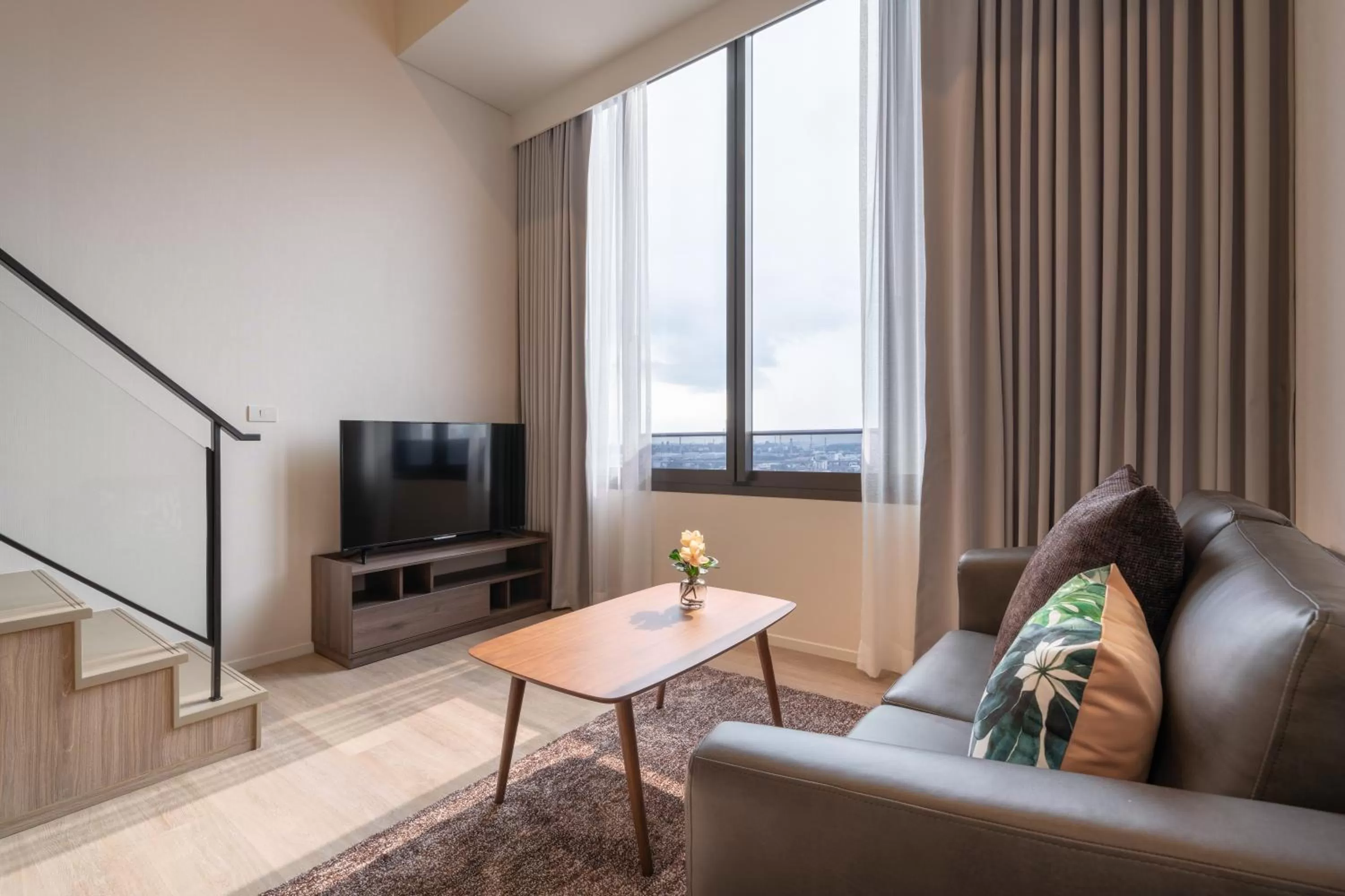 Living room in Ramada By Wyndham Bangkok Sukhumvit 87