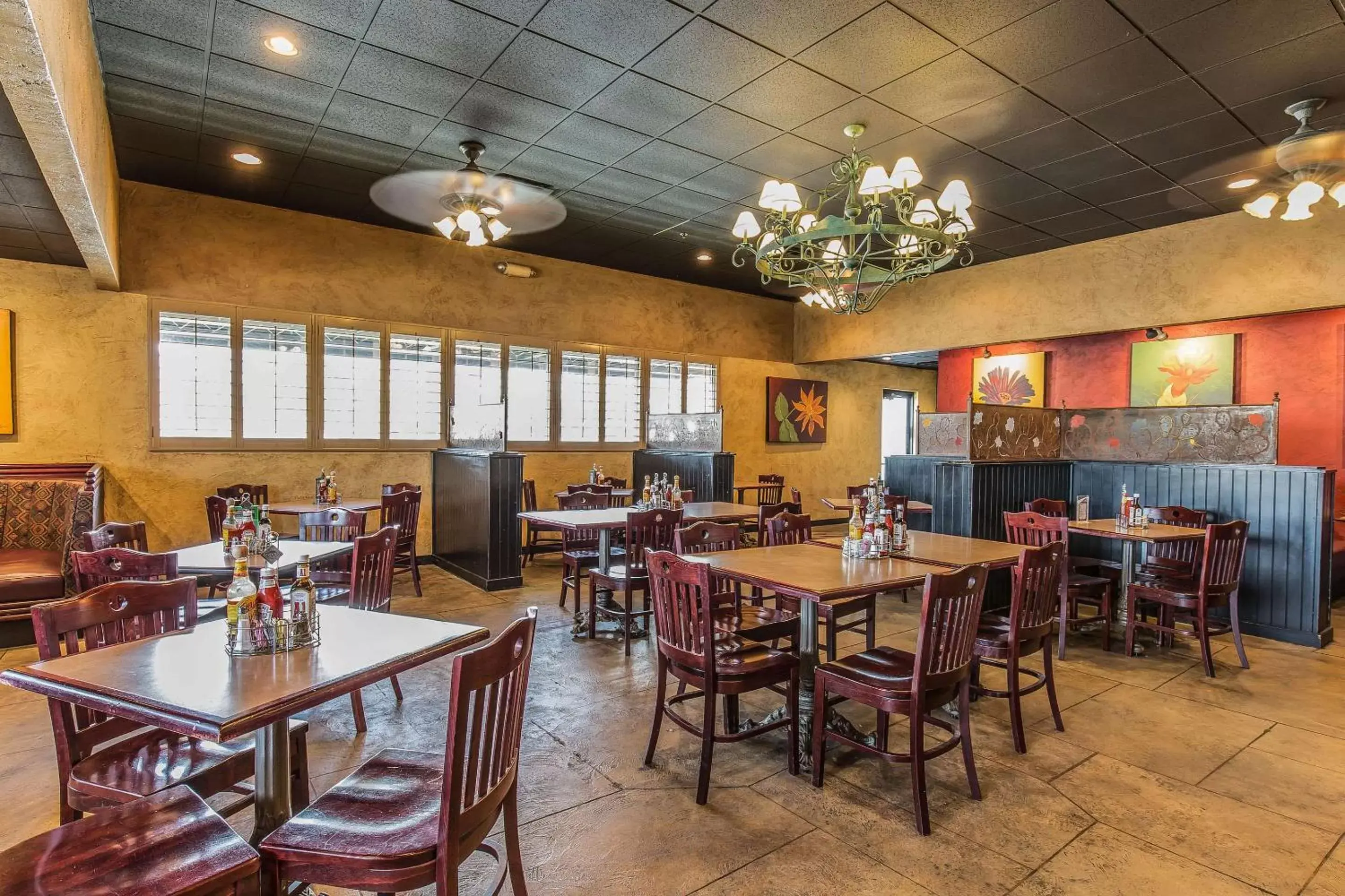 Restaurant/Places to Eat in Comfort Suites Ogden Conference Center