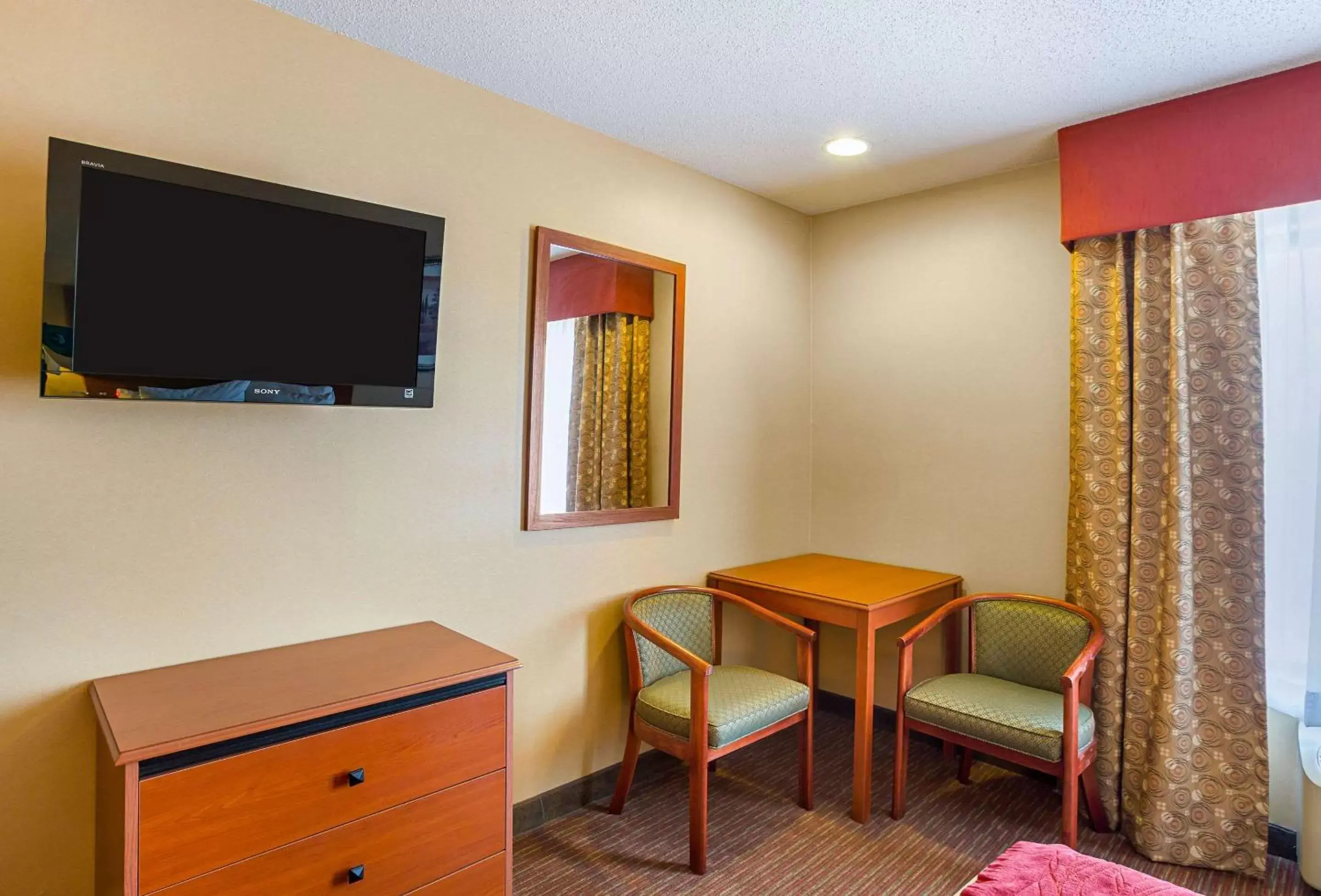 Photo of the whole room, TV/Entertainment Center in Quality Inn