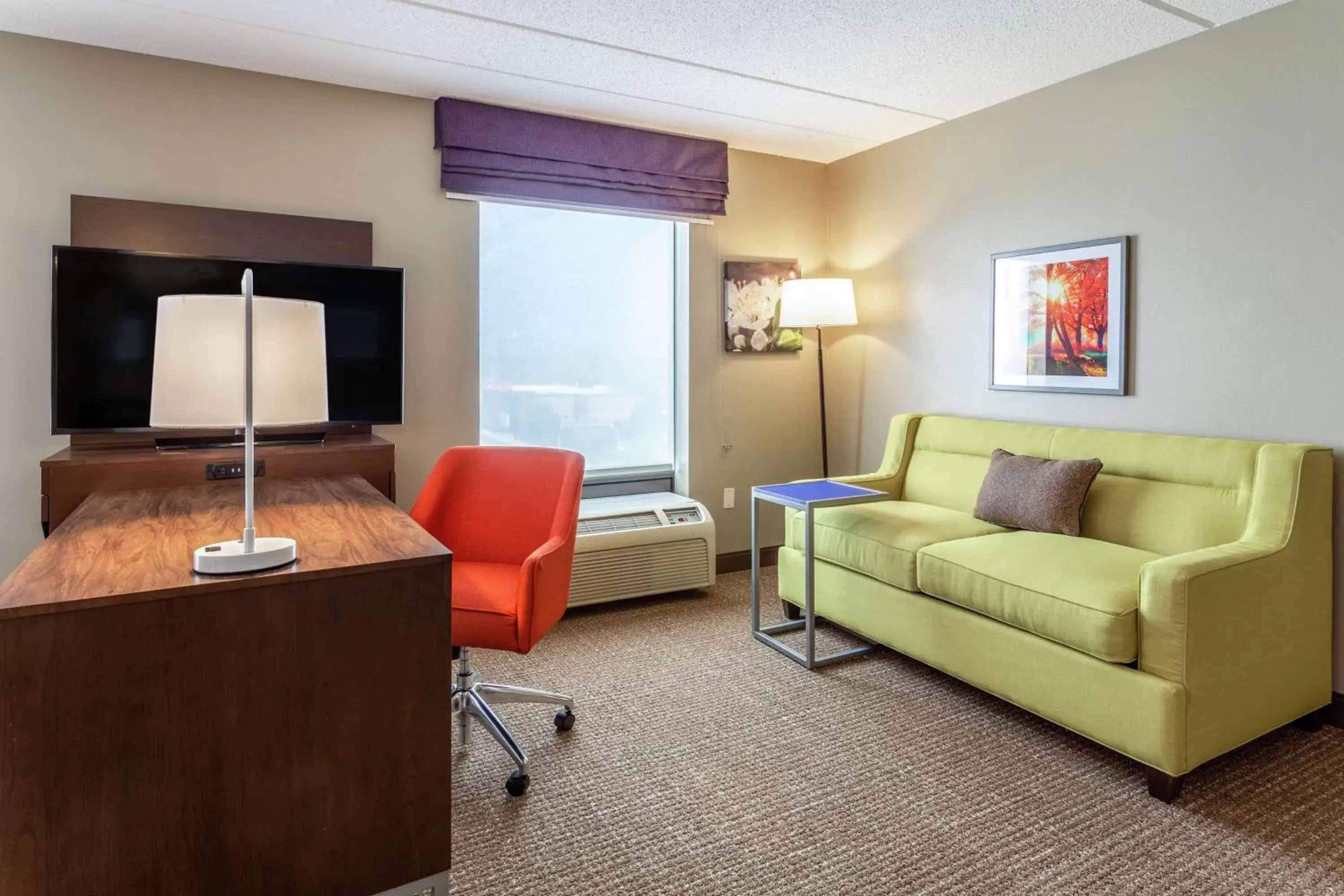Bedroom, Seating Area in Hampton Inn & Suites Chicago - Libertyville