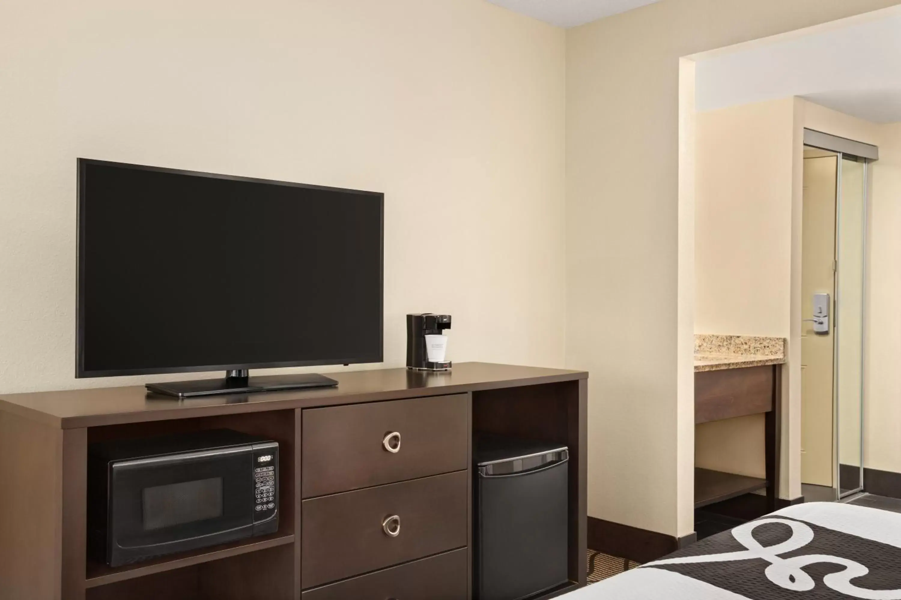 TV/Entertainment Center in La Quinta Inn & Suites by Wyndham Richmond-Midlothian