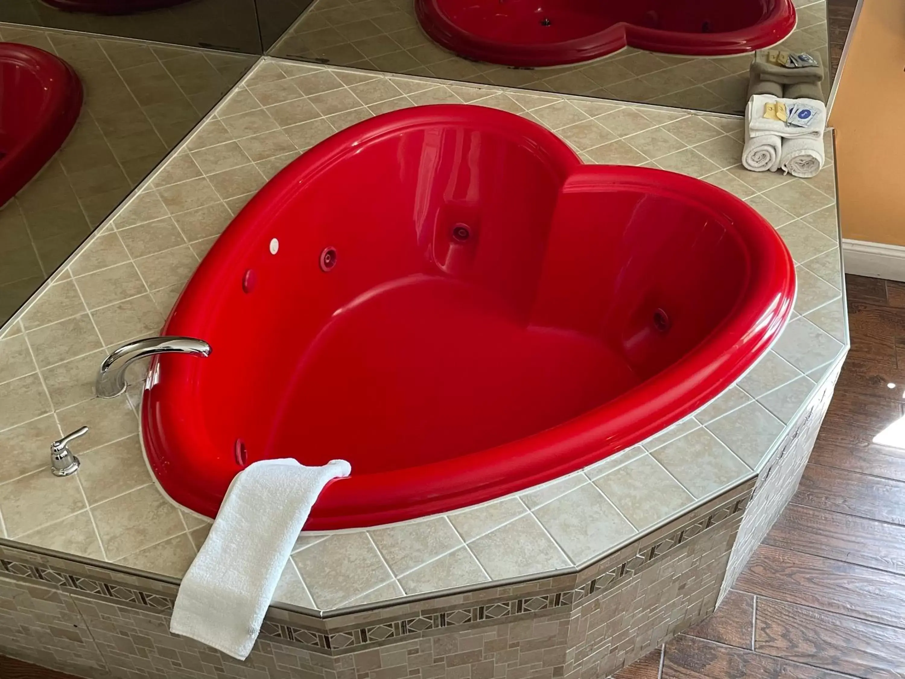 Hot Tub, Bathroom in Sea Palace Inn