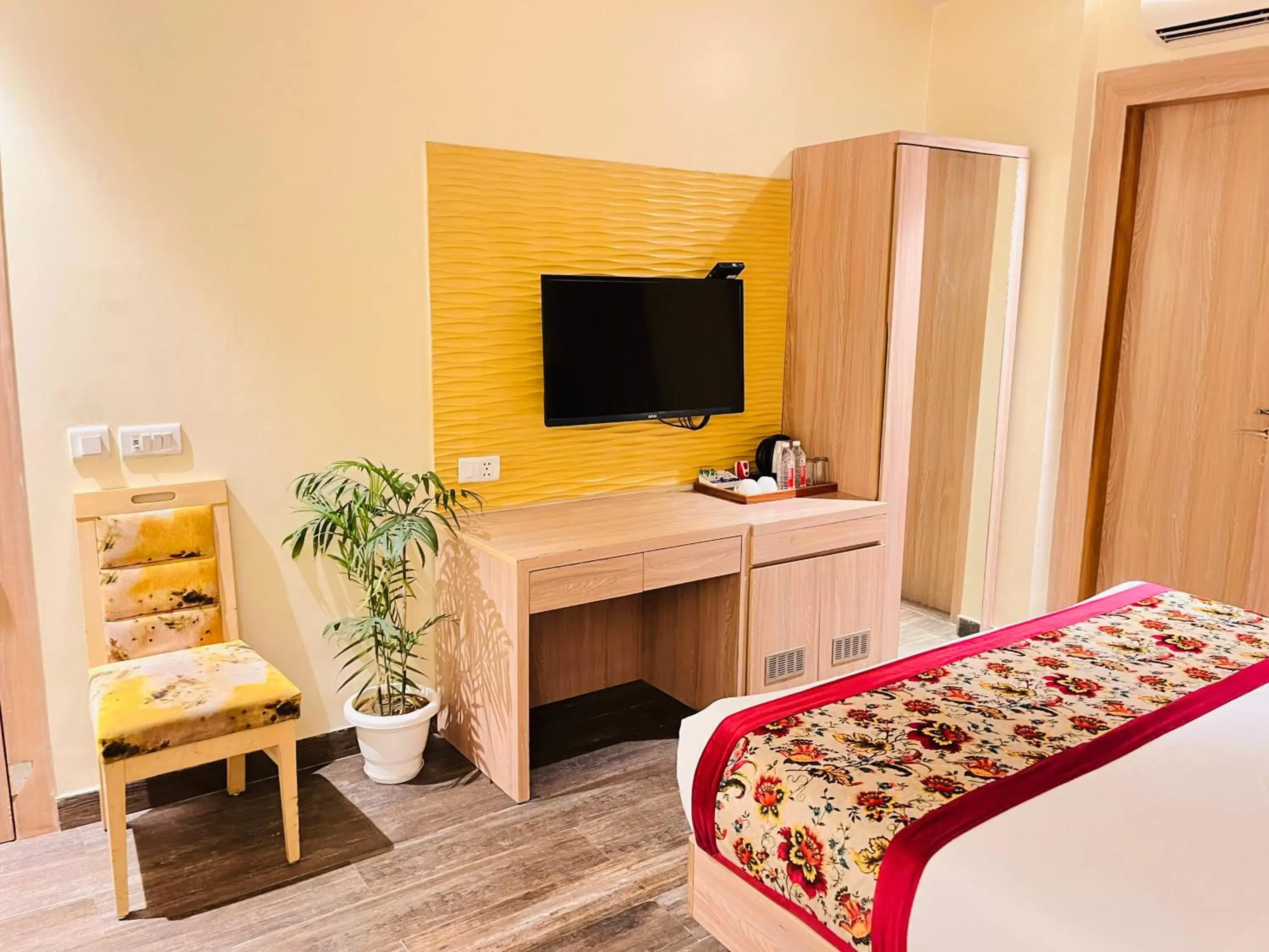 Bed, TV/Entertainment Center in Hotel Banz - Near Delhi International Airport