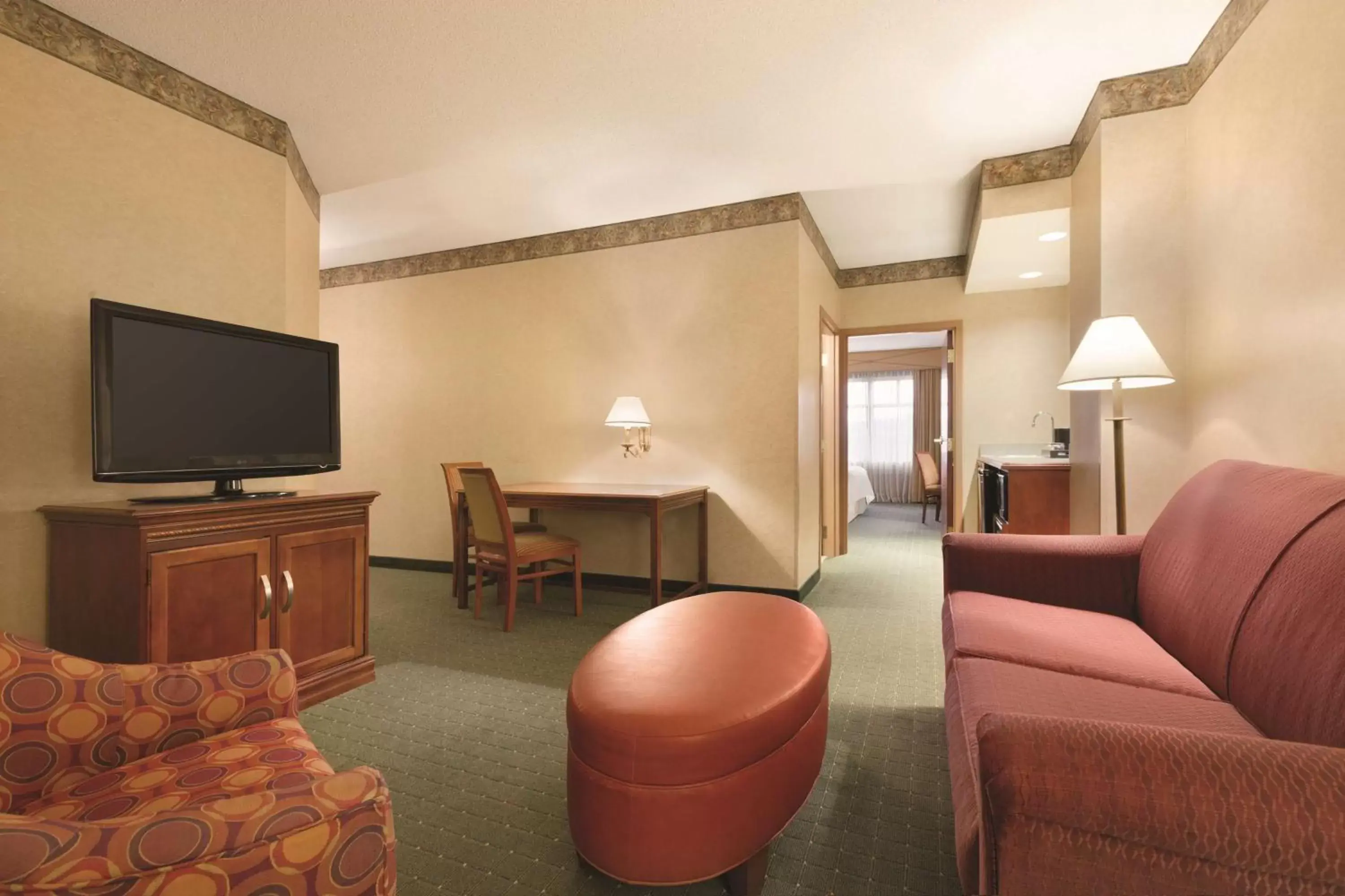 Bedroom, Seating Area in Embassy Suites Lincoln