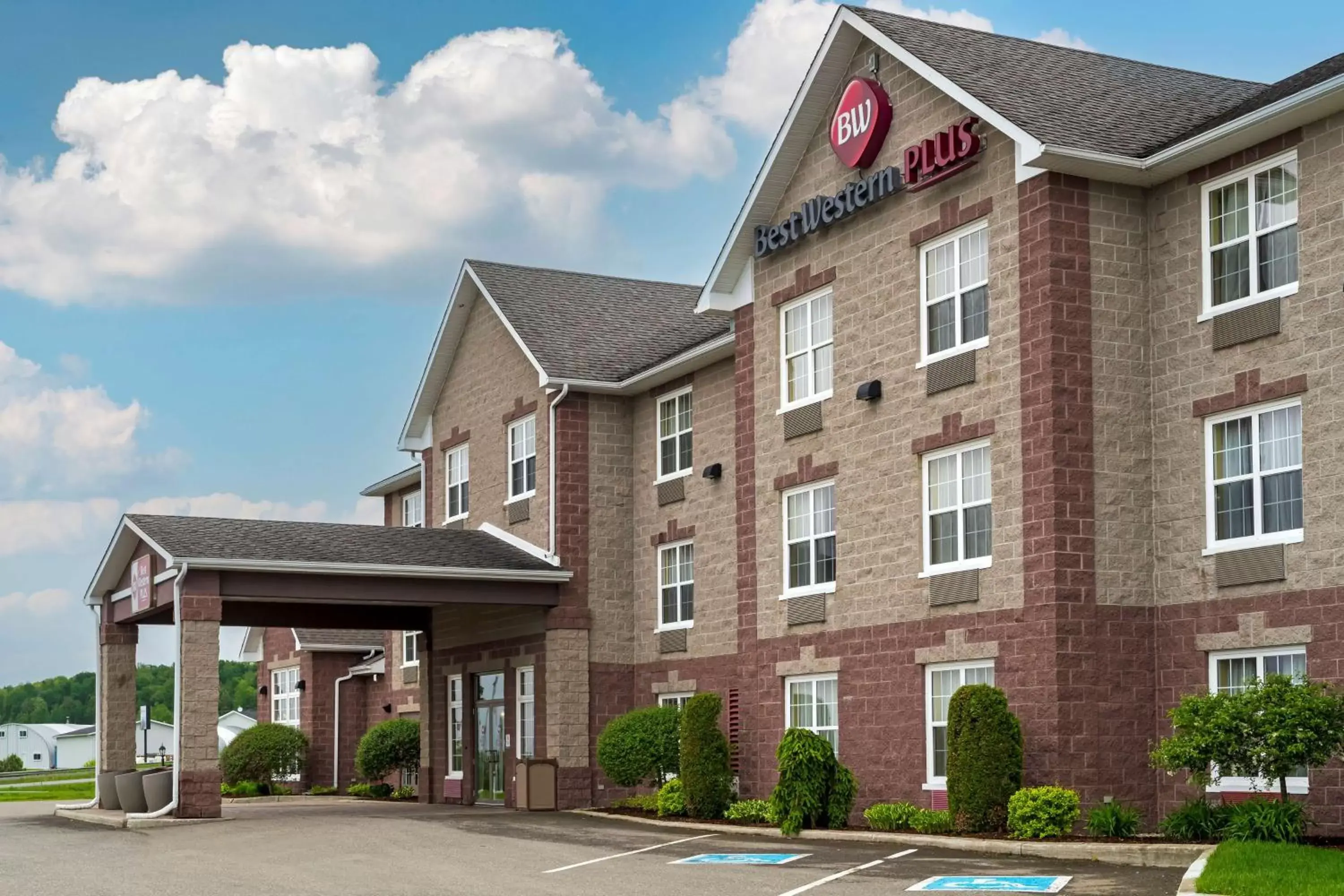 Property Building in Best Western Plus Grand-Sault Hotel & Suites