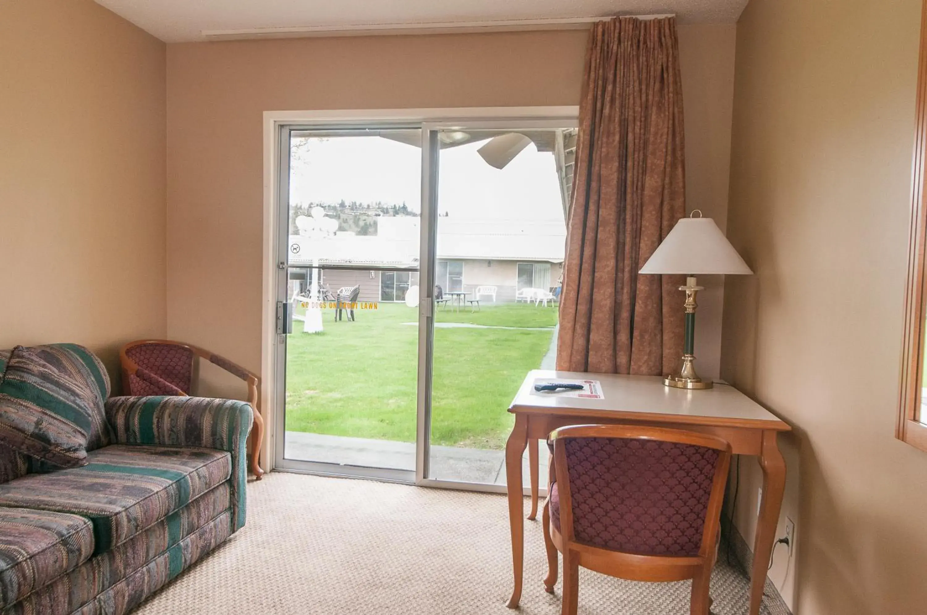 Living room, Seating Area in Okanagan Seasons Resort