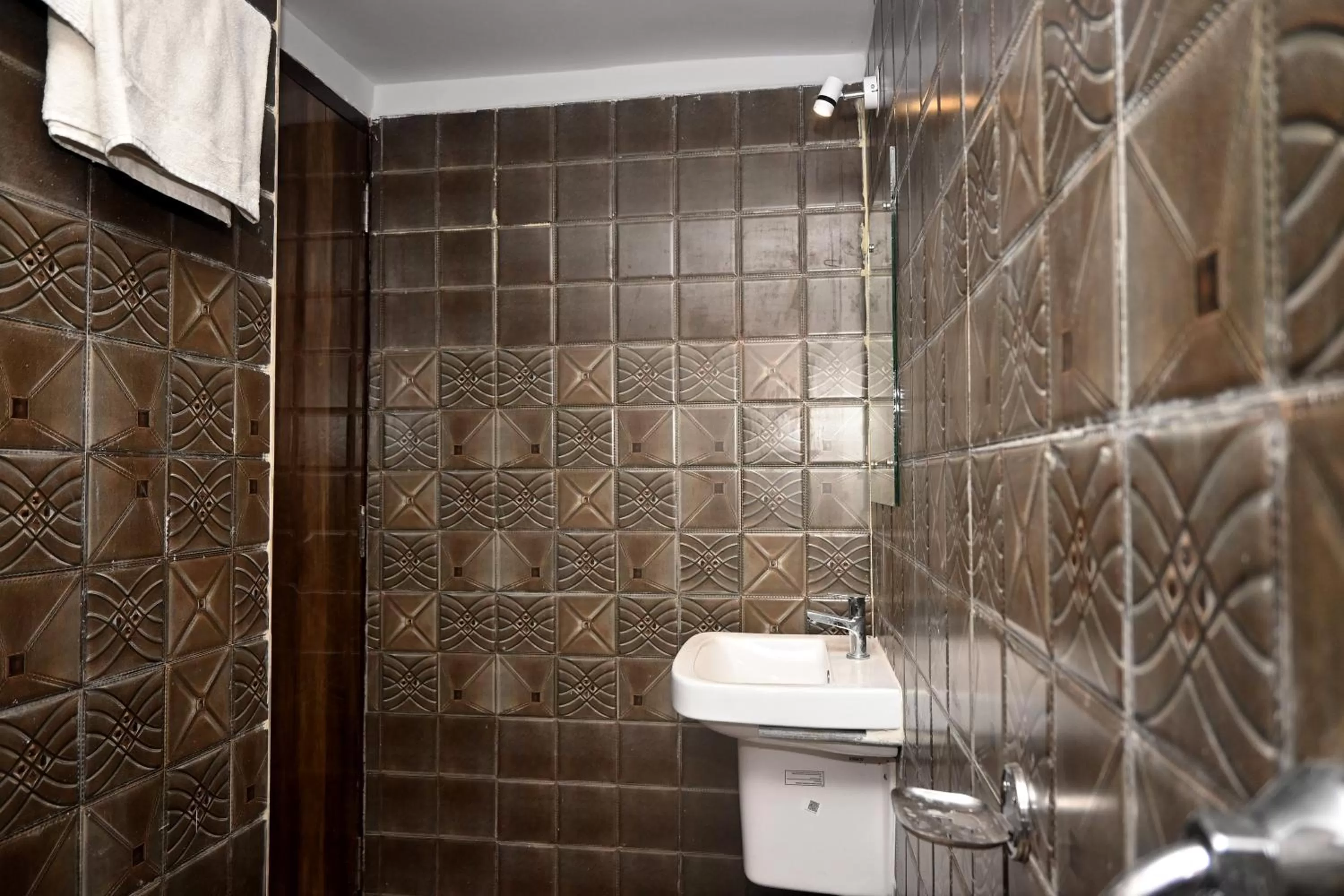 Shower, Bathroom in Royal Sea View