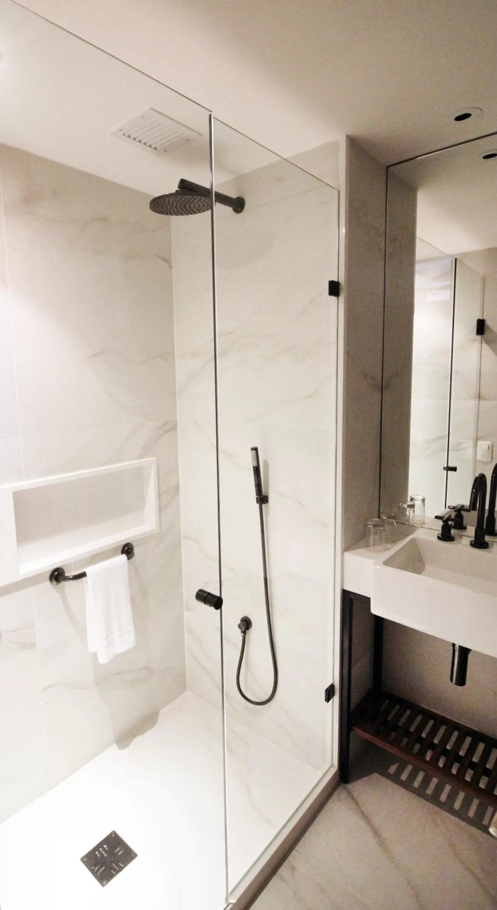 Shower in Cottage Puerto Buceo