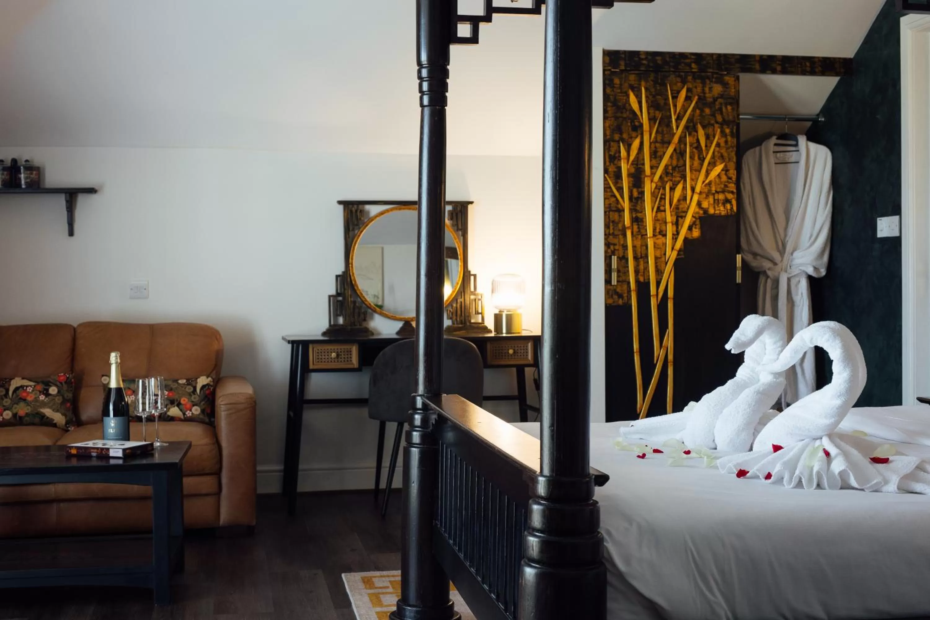 Bedroom, Bed in The Imperial Dragon Hotel