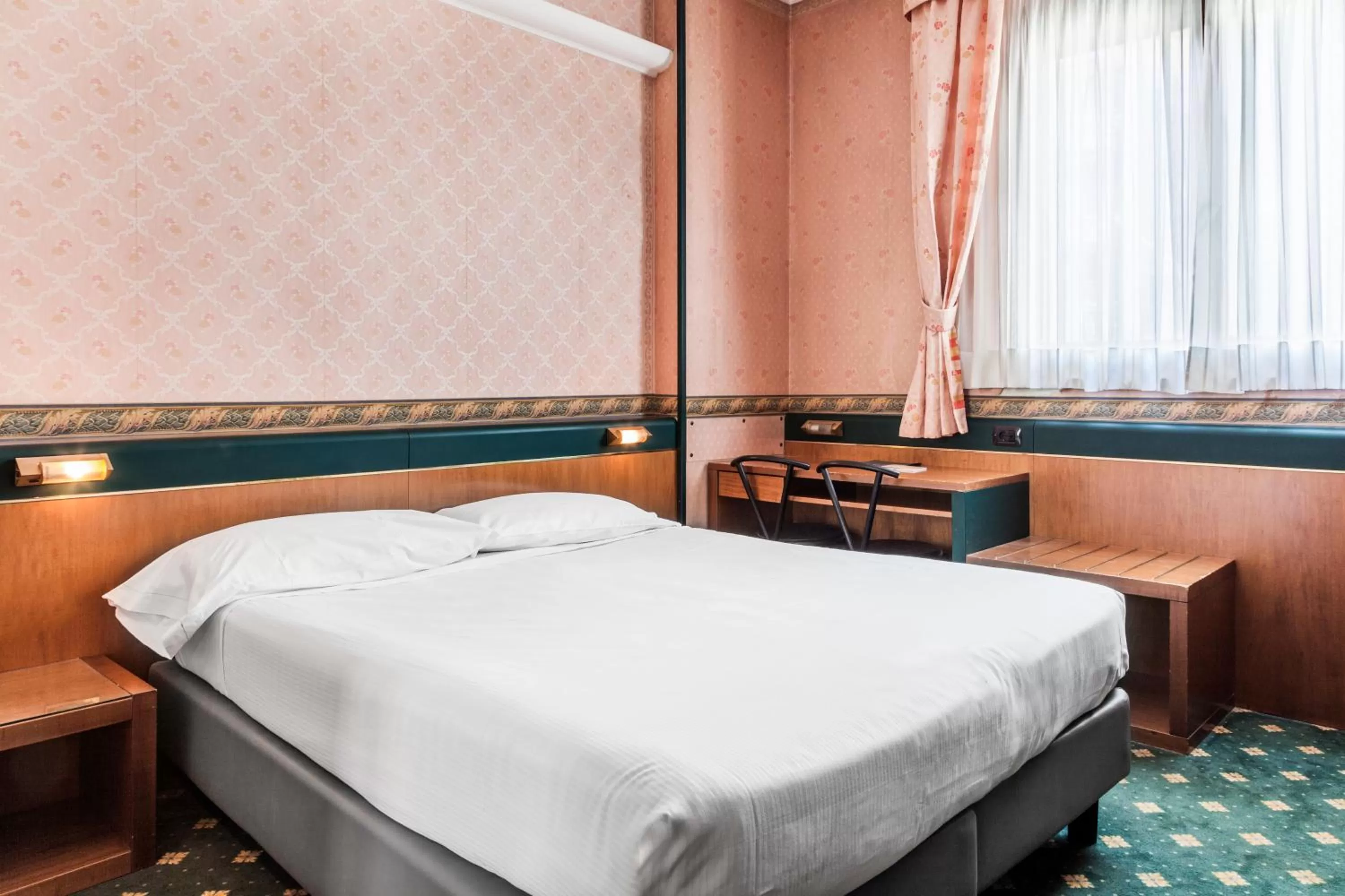 Photo of the whole room, Bed in Hotel Des Etrangers