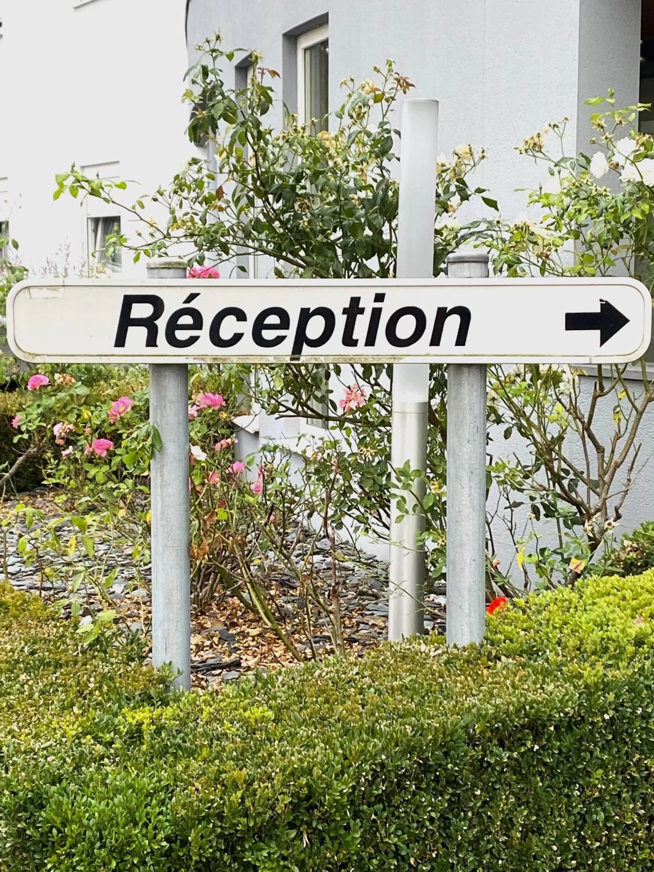 Lobby or reception in Ibis Styles Charleroi Airport Aero 44