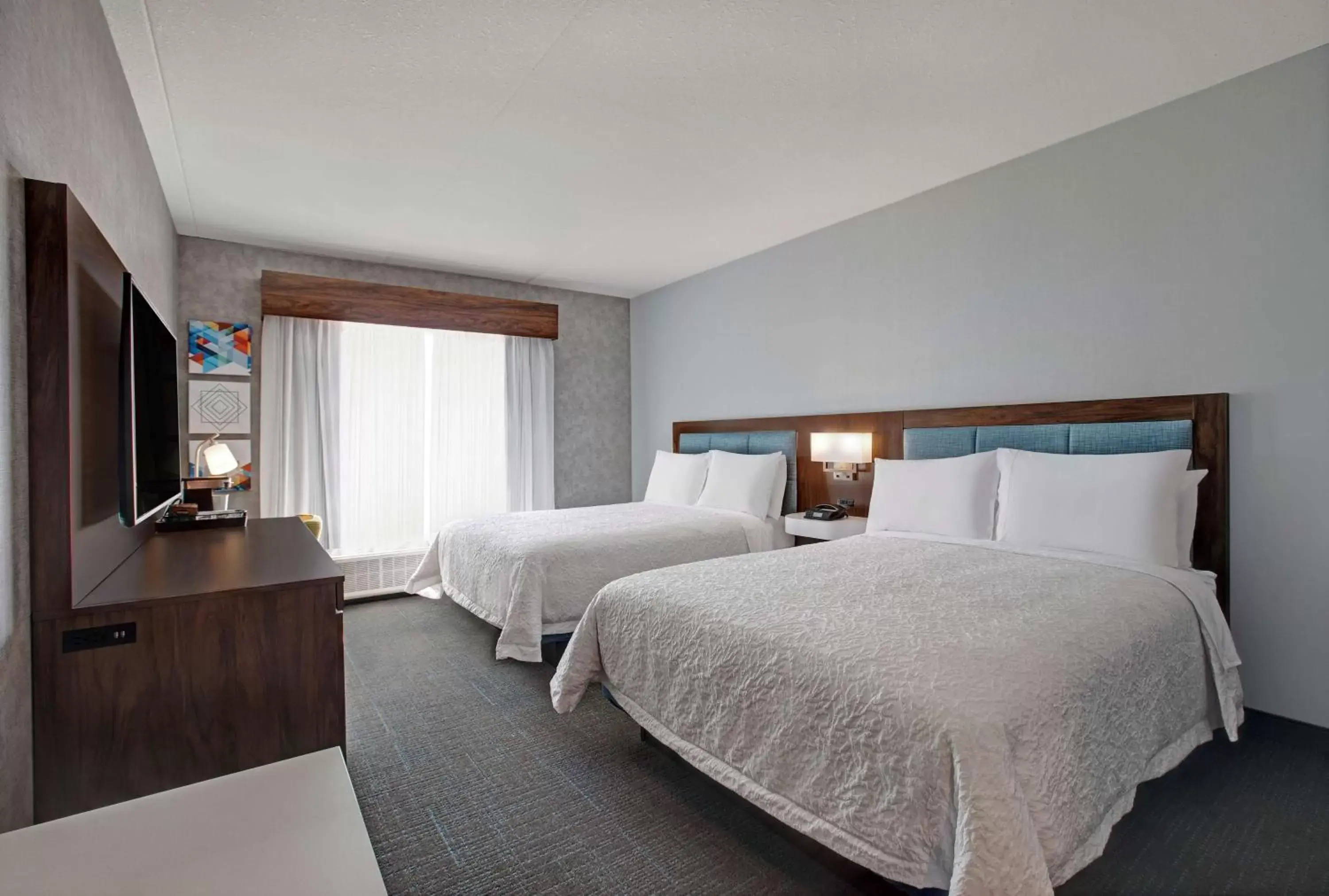 Bed in Hampton Inn & Suites By Hilton Waterloo St. Jacobs