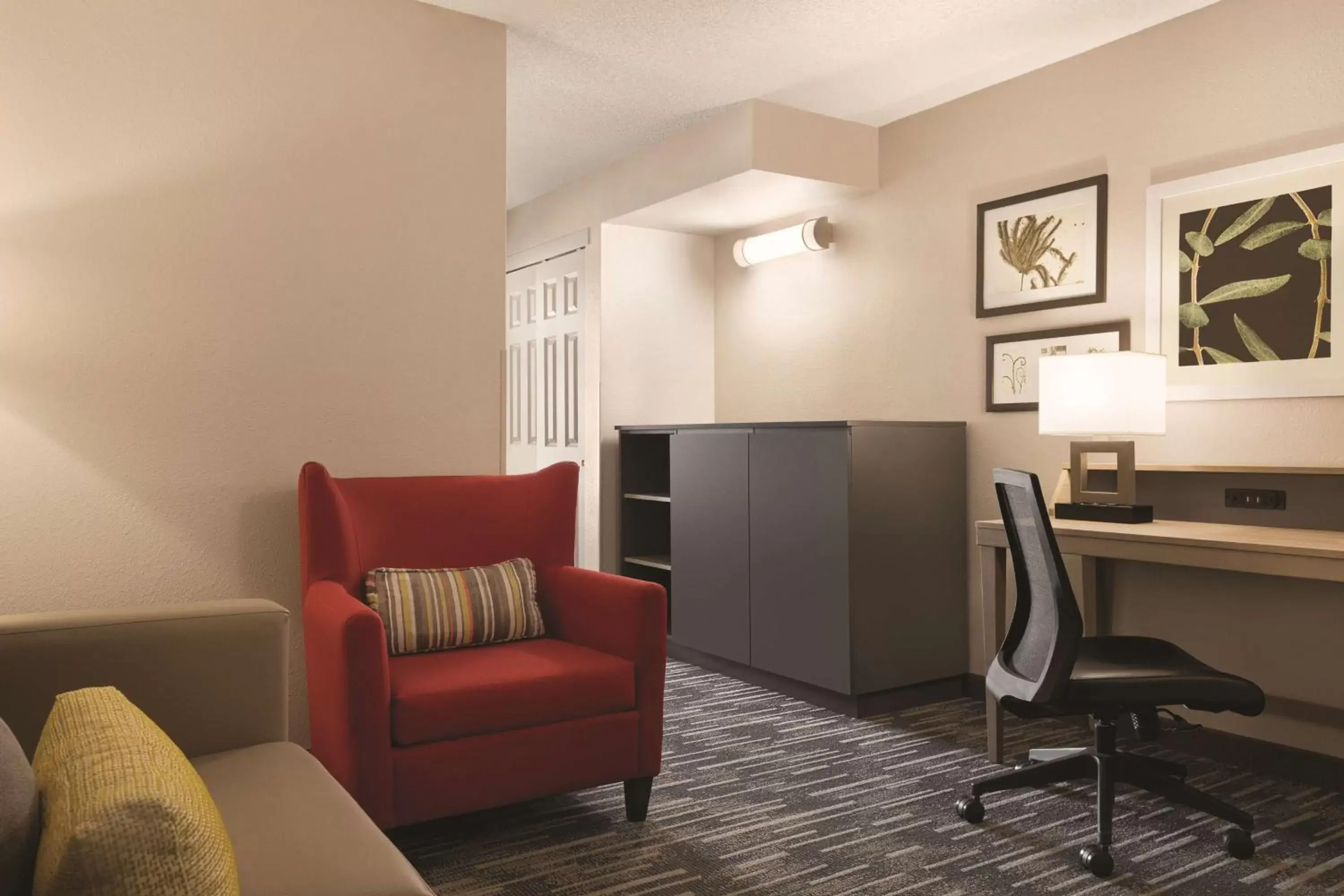 Photo of the whole room, Seating Area in Country Inn & Suites by Radisson, St. Cloud East, MN