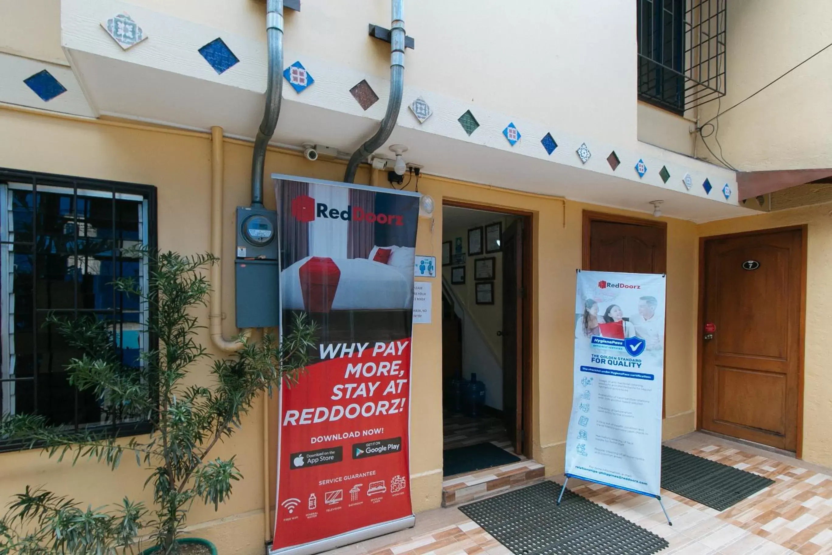 Facade/entrance in RedDoorz near PNR Espana Station