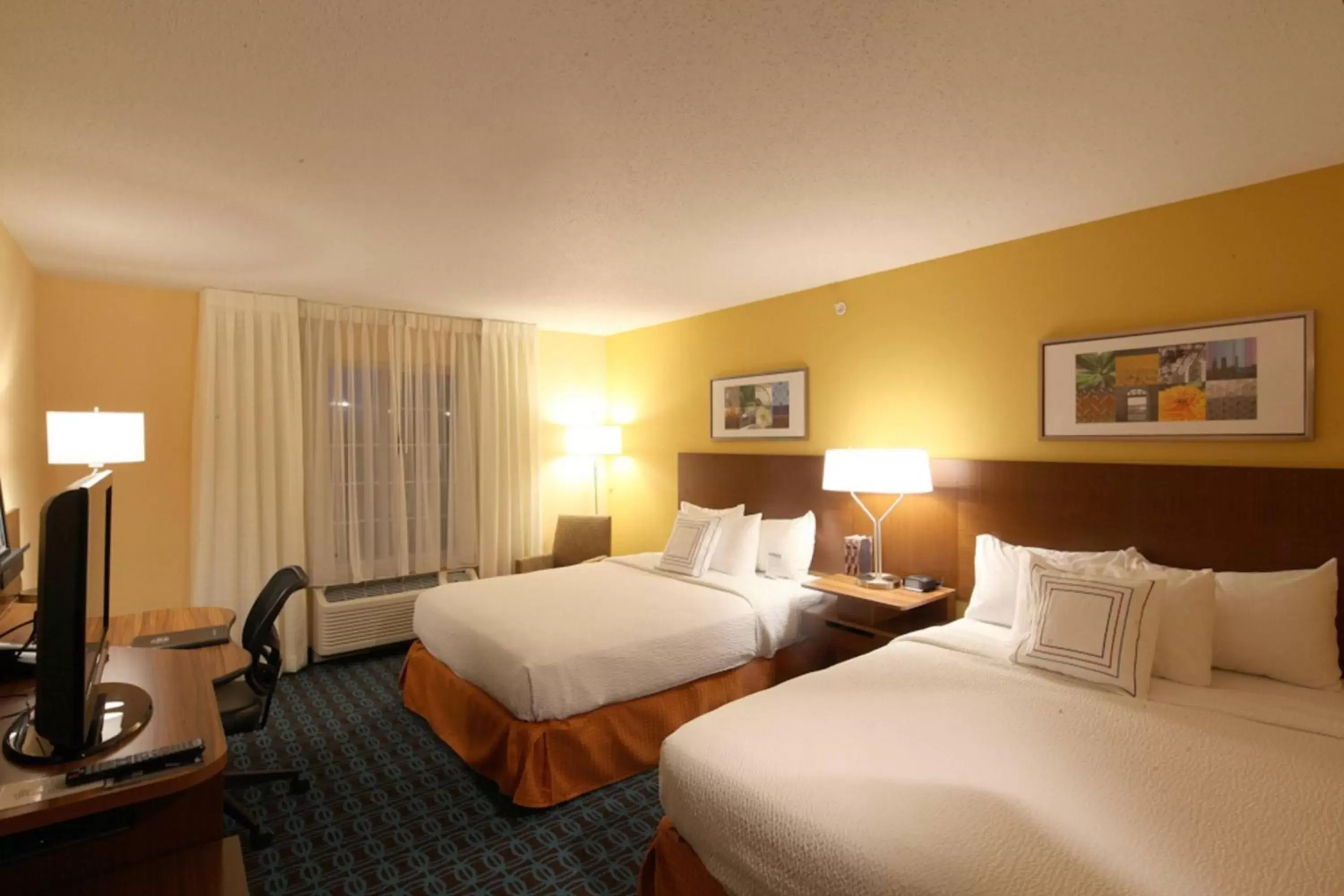 Photo of the whole room, Bed in Fairfield Inn and Suites by Marriott Cincinnati Eastgate