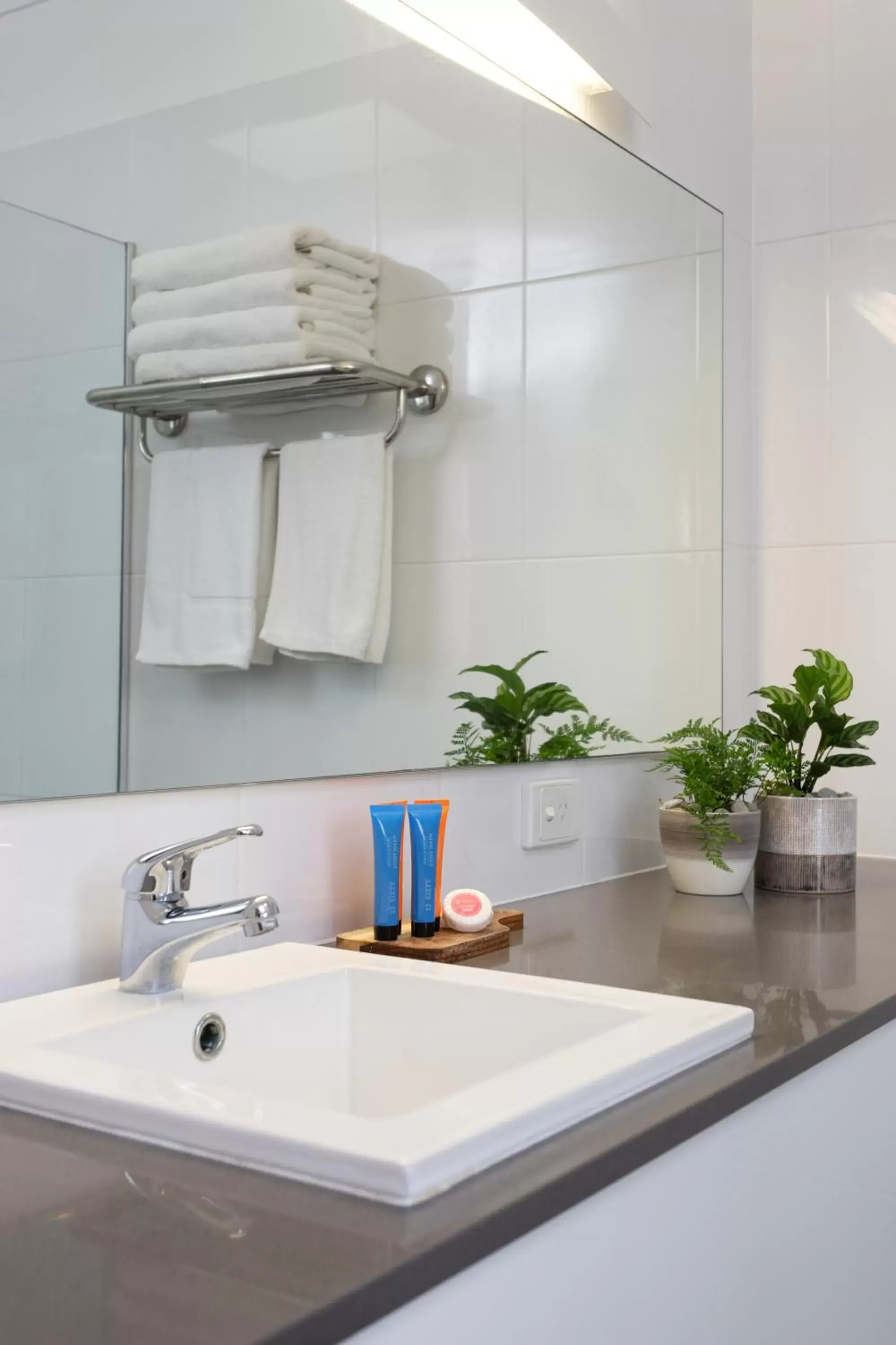 Bathroom in Coopers Colonial Motel Bathroom in Coopers Colonial Motel