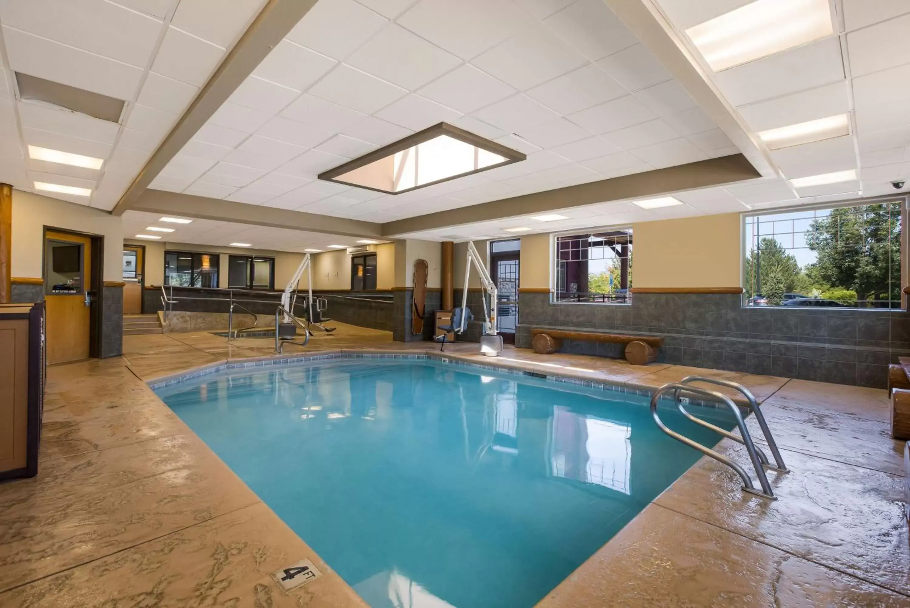Pool view, Swimming Pool in Best Western Northwest Lodge