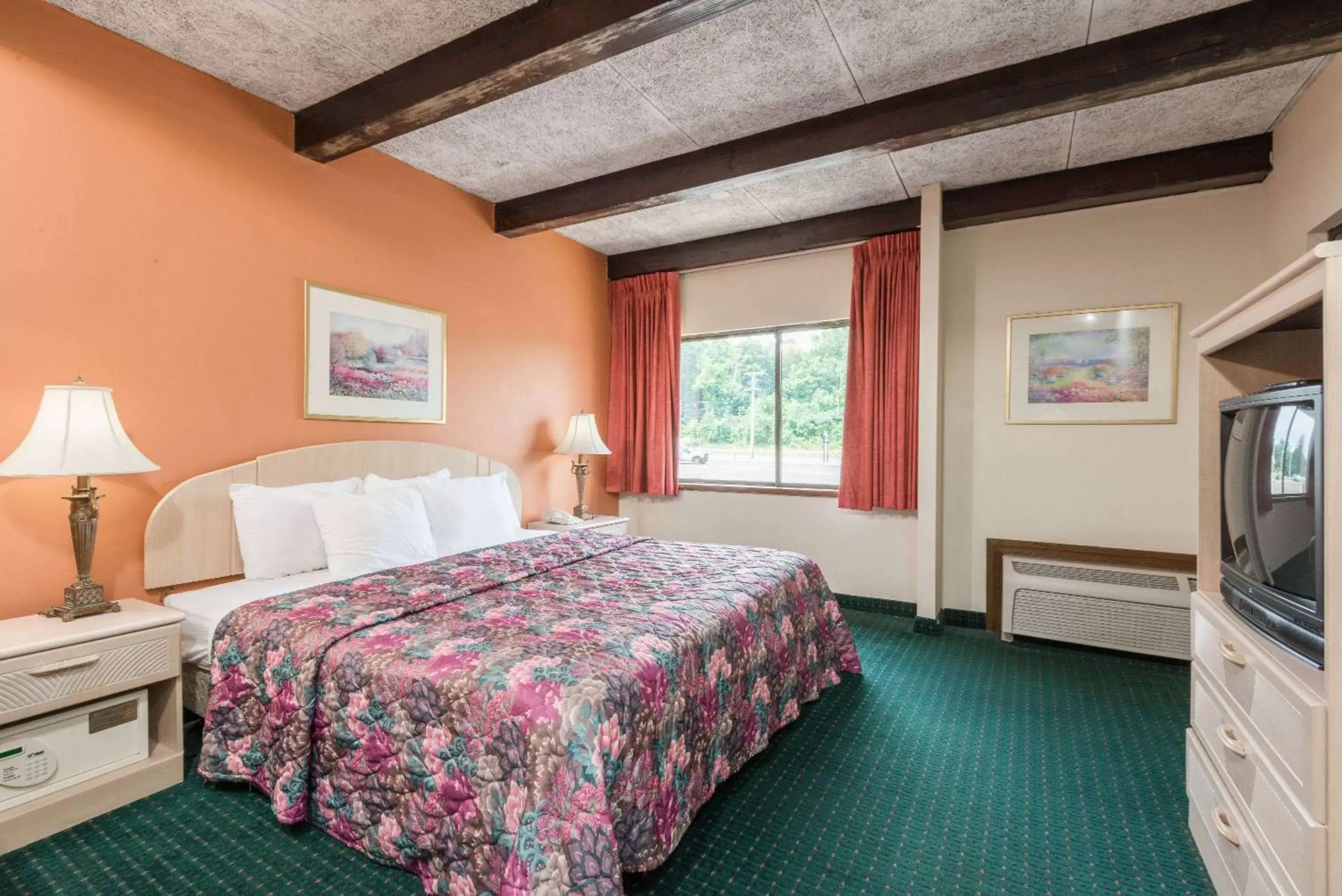 Photo of the whole room, Bed in Days Inn by Wyndham Berlin Meriden