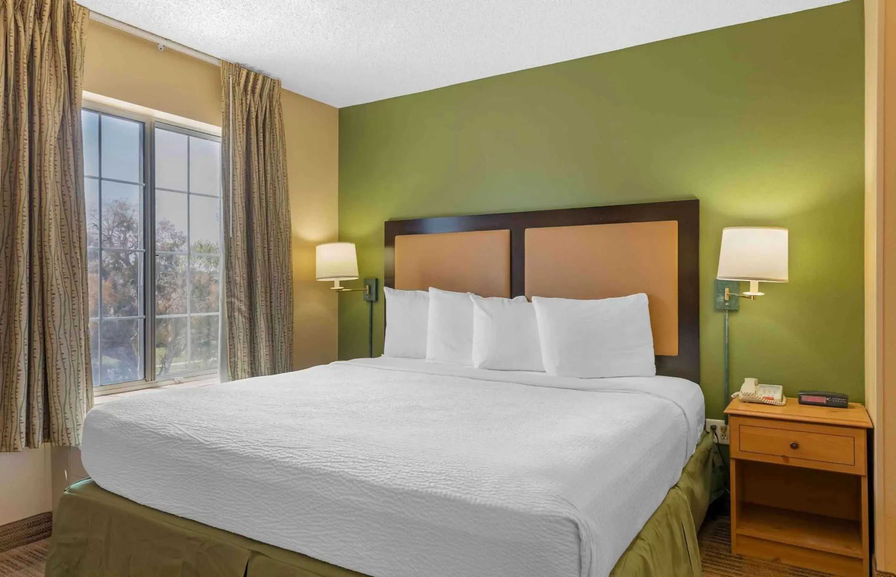 Bedroom, Bed in Extended Stay America Suites - Los Angeles - Torrance - Del Amo Circle