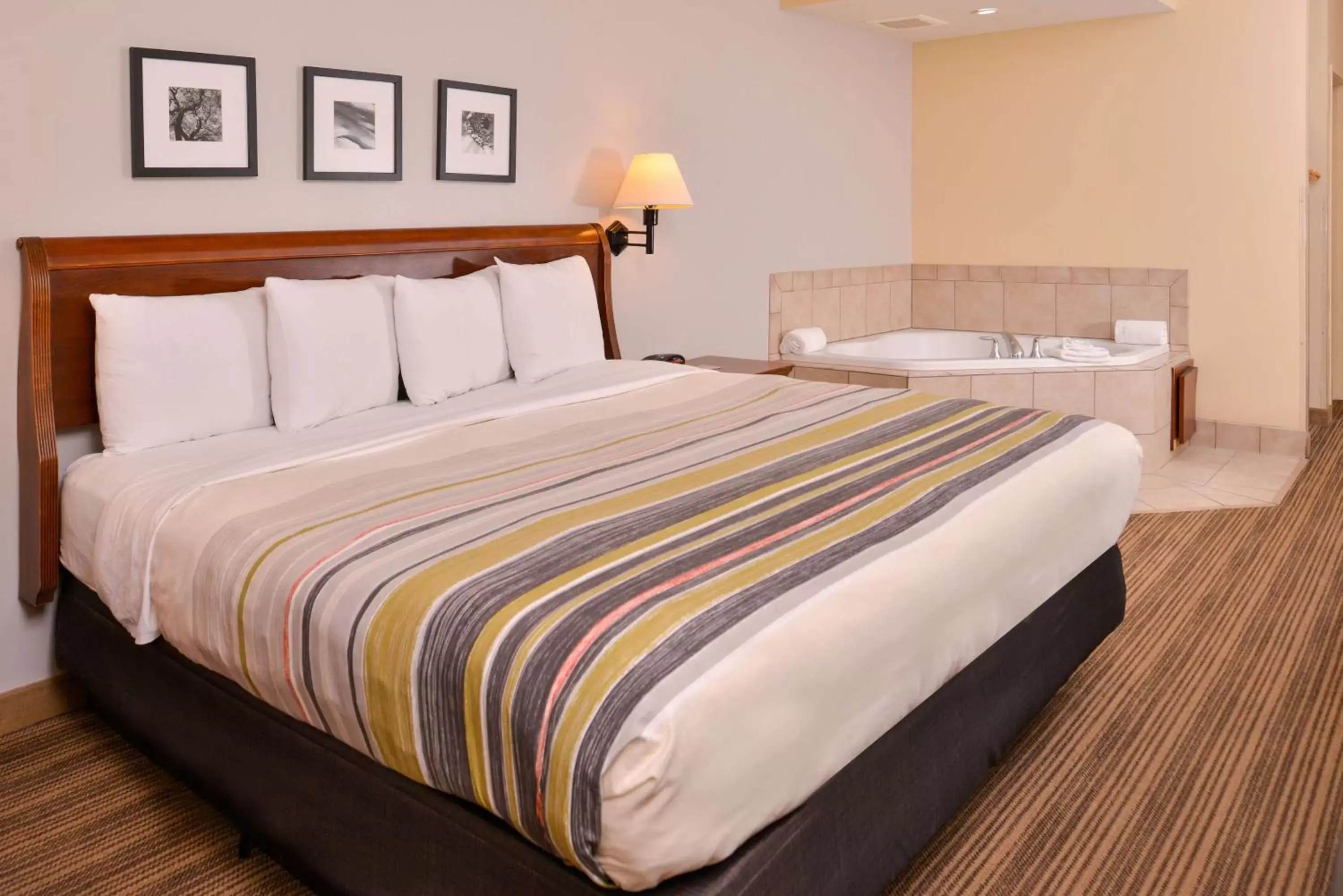 Photo of the whole room, Bed in Country Inn & Suites by Radisson, Omaha Airport, IA