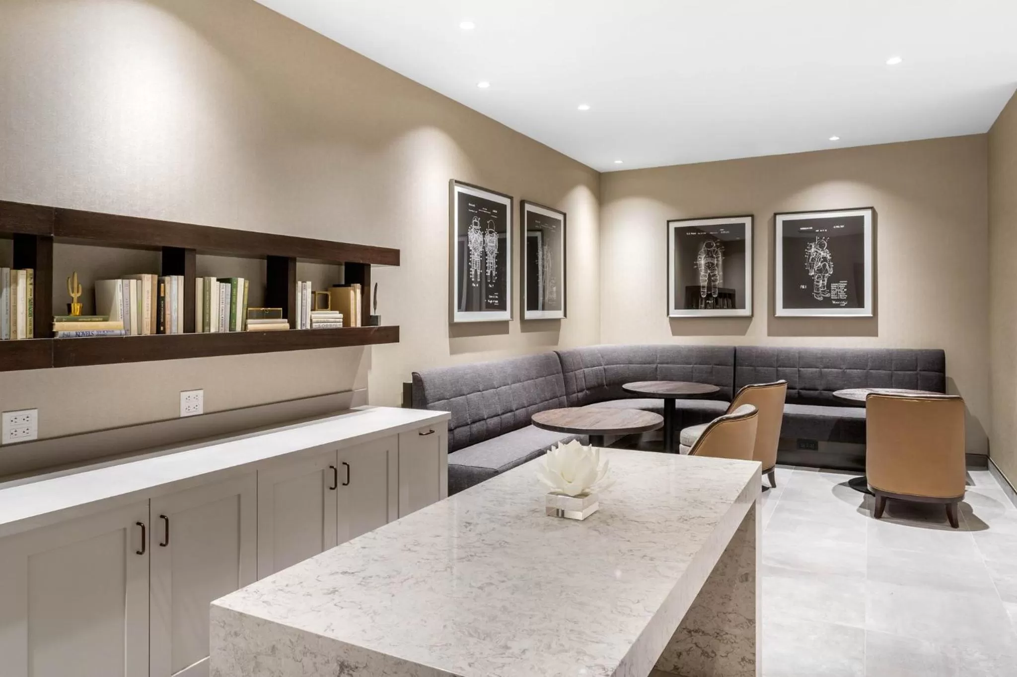 Lounge or bar in Omni Houston Hotel