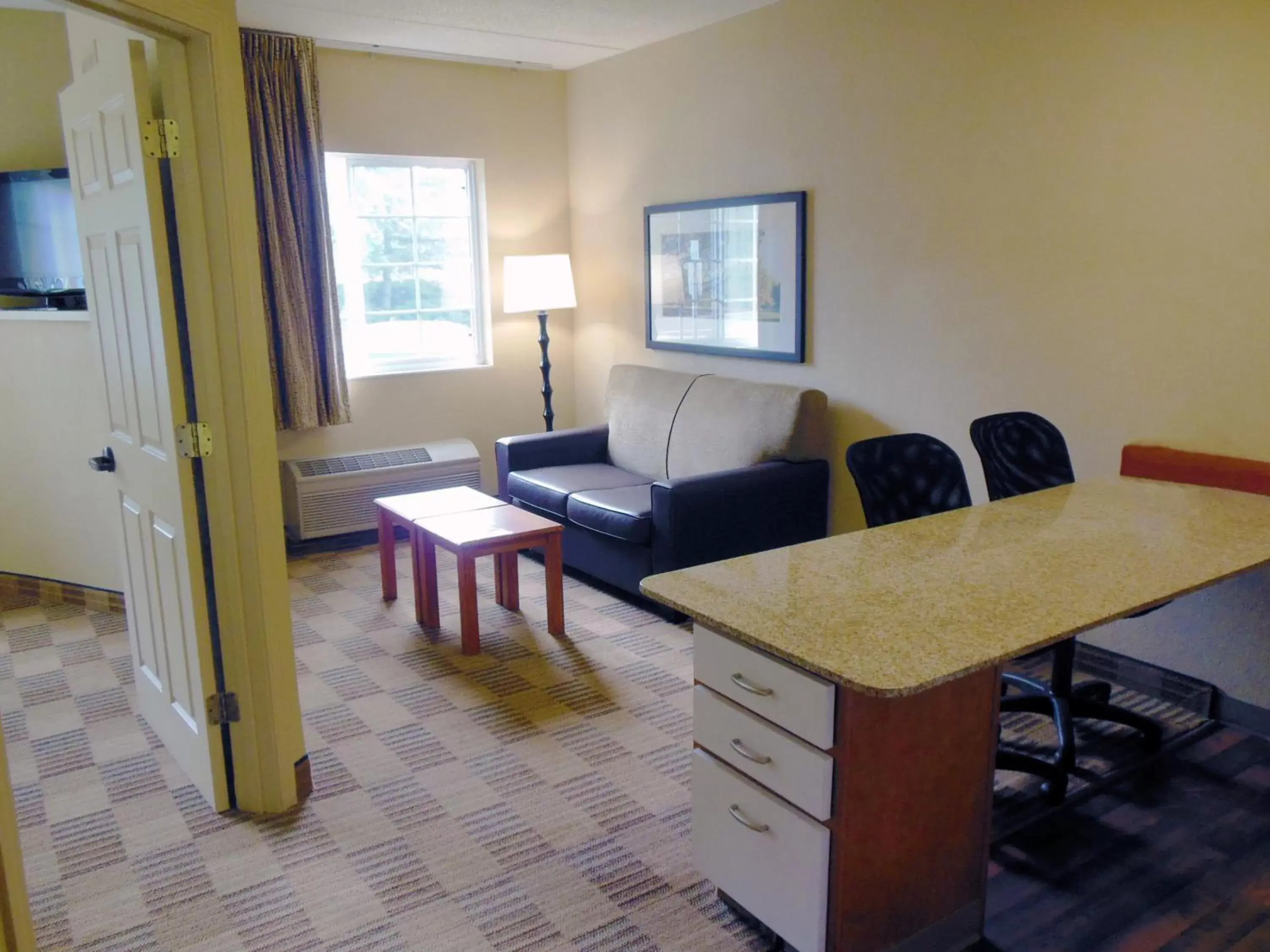 Living room, Seating Area in Extended Stay America Suites - Secaucus - New York City Area