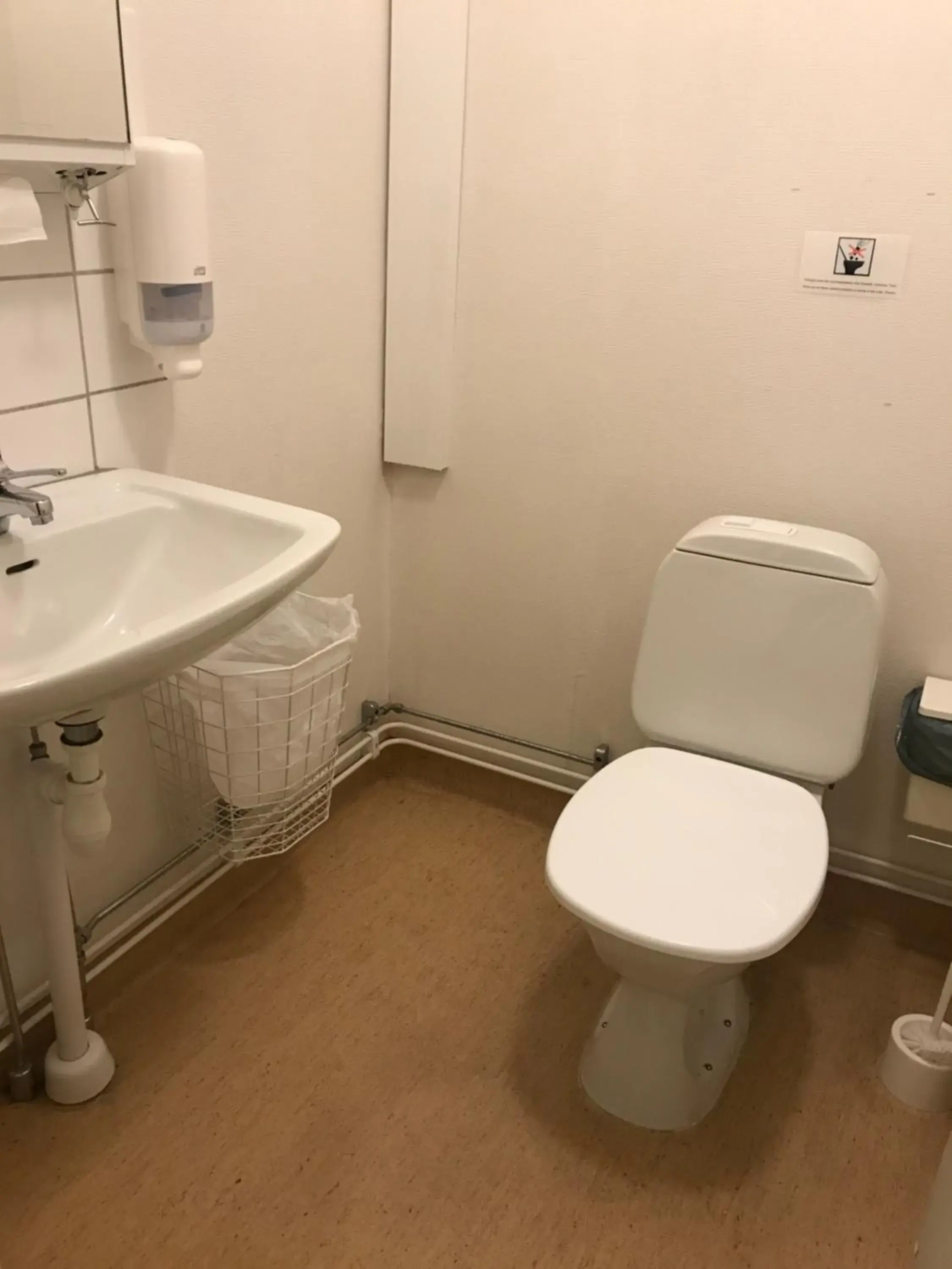 Shower, Bathroom in Halmstad Hotell & Vandrarhem Kaptenshamn