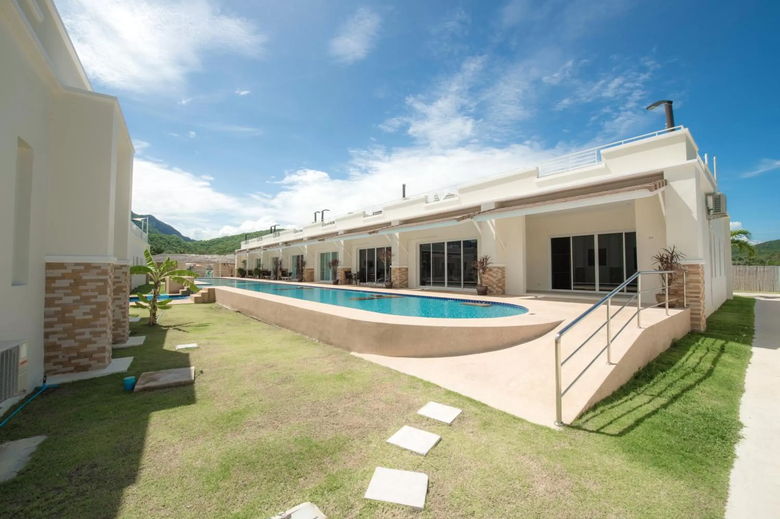 Garden, Swimming Pool in Oriental Beach Pearl Resort