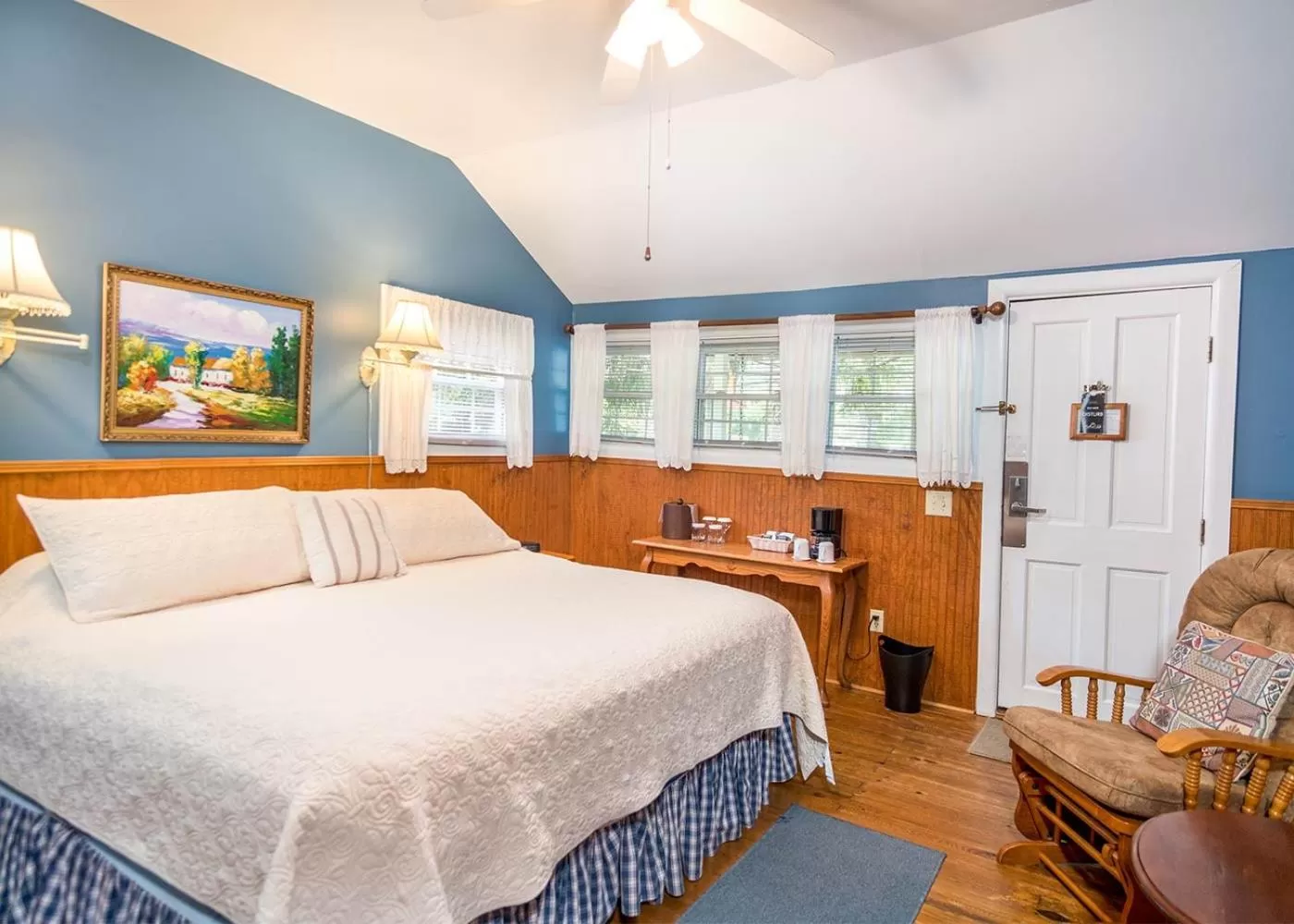 Bed in Highland Lake Inn & Resort - Flat Rock