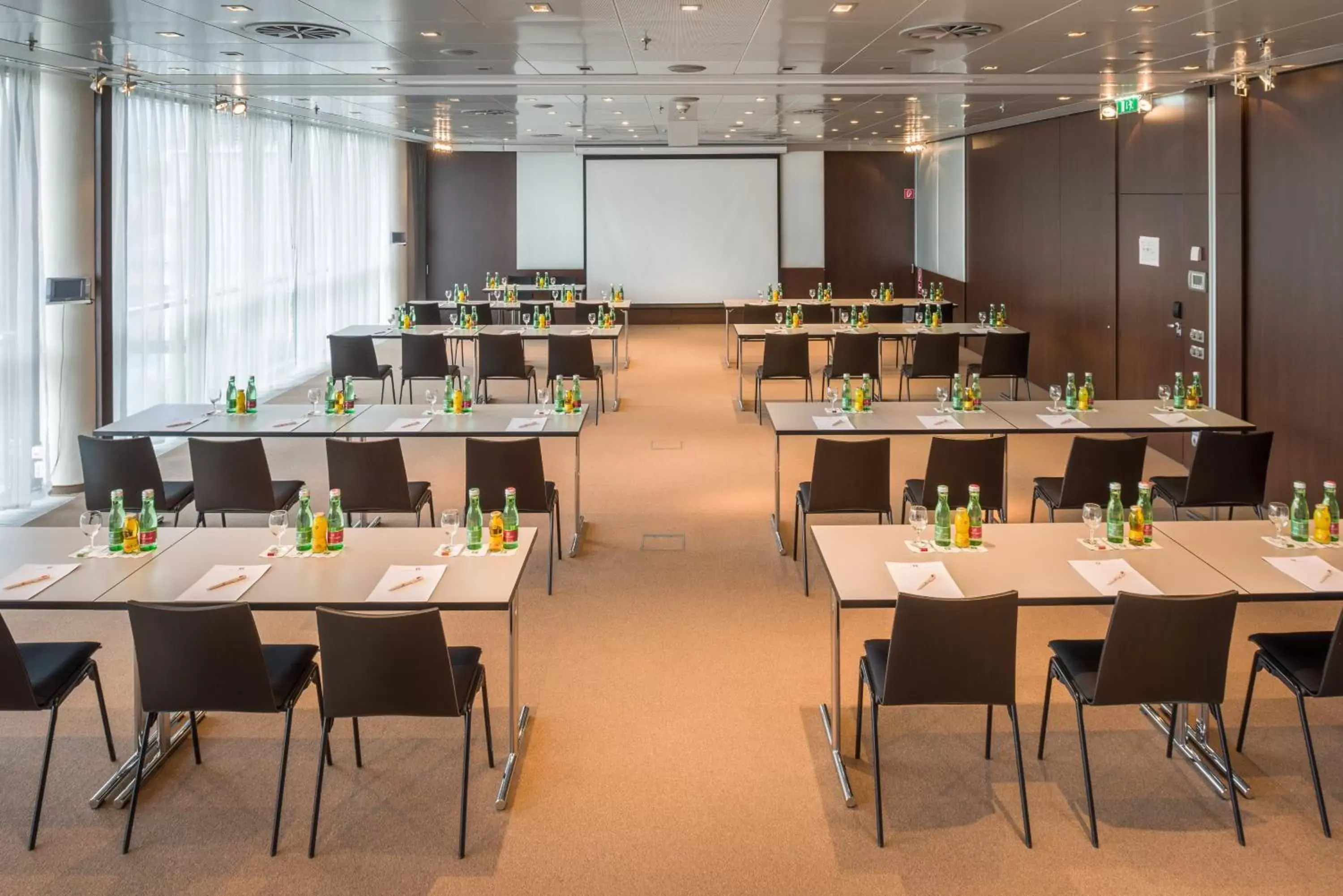 Meeting/conference room, Restaurant/Places to Eat in voco® Villach, an IHG Hotel