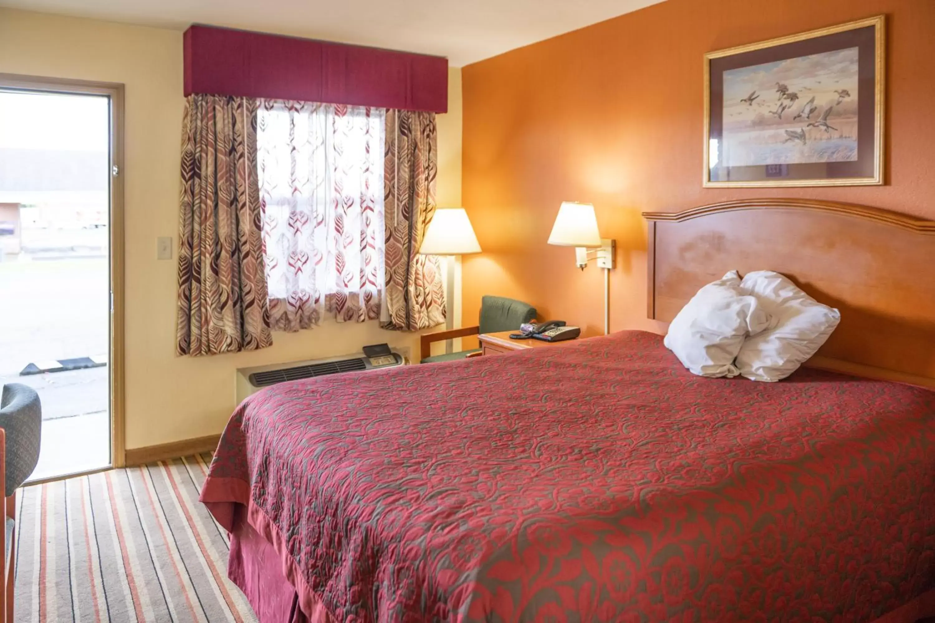 Seating area, Bed in Morrilton Inn