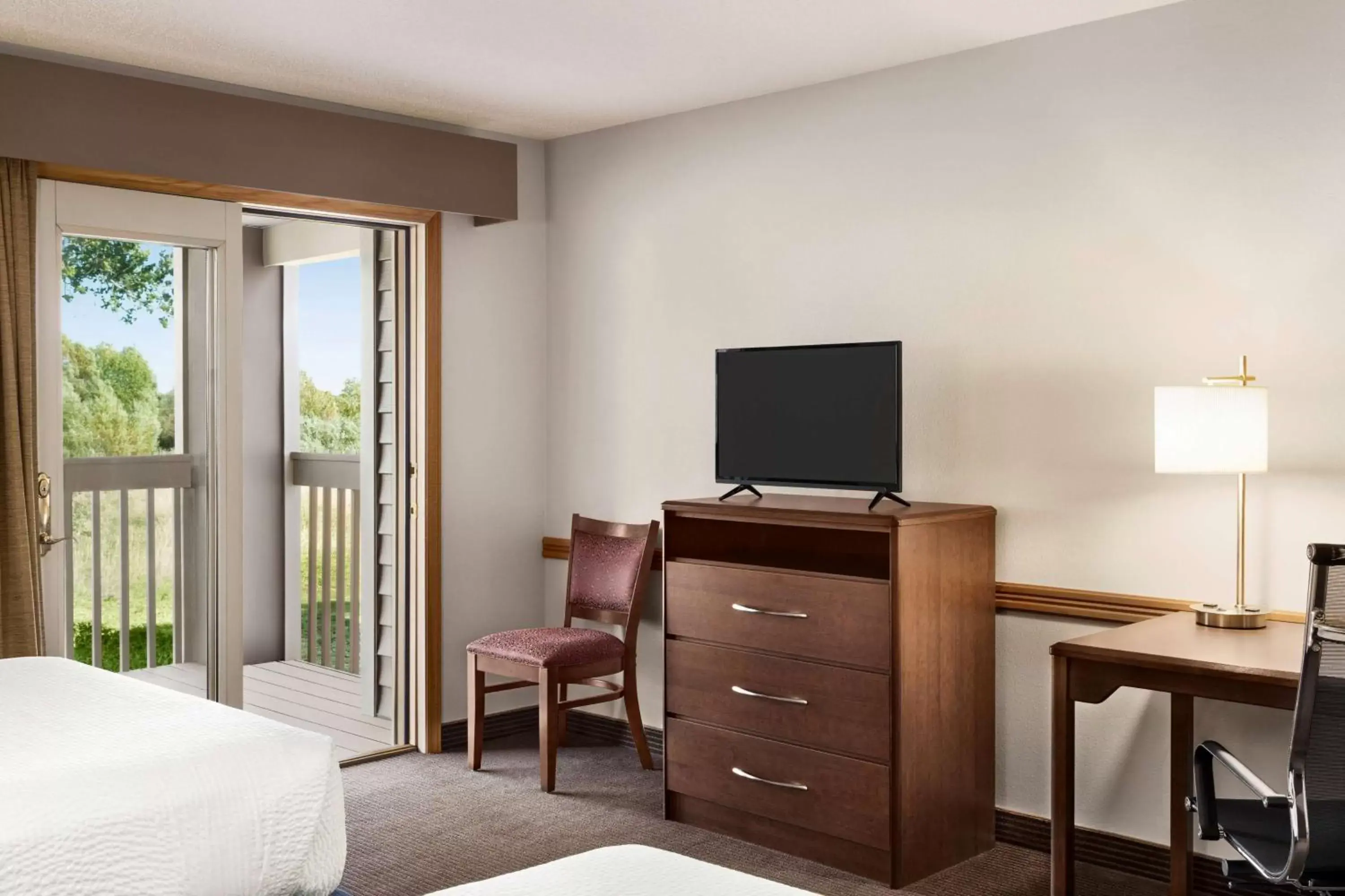 Bed, TV/Entertainment Center in AmericInn by Wyndham Baudette