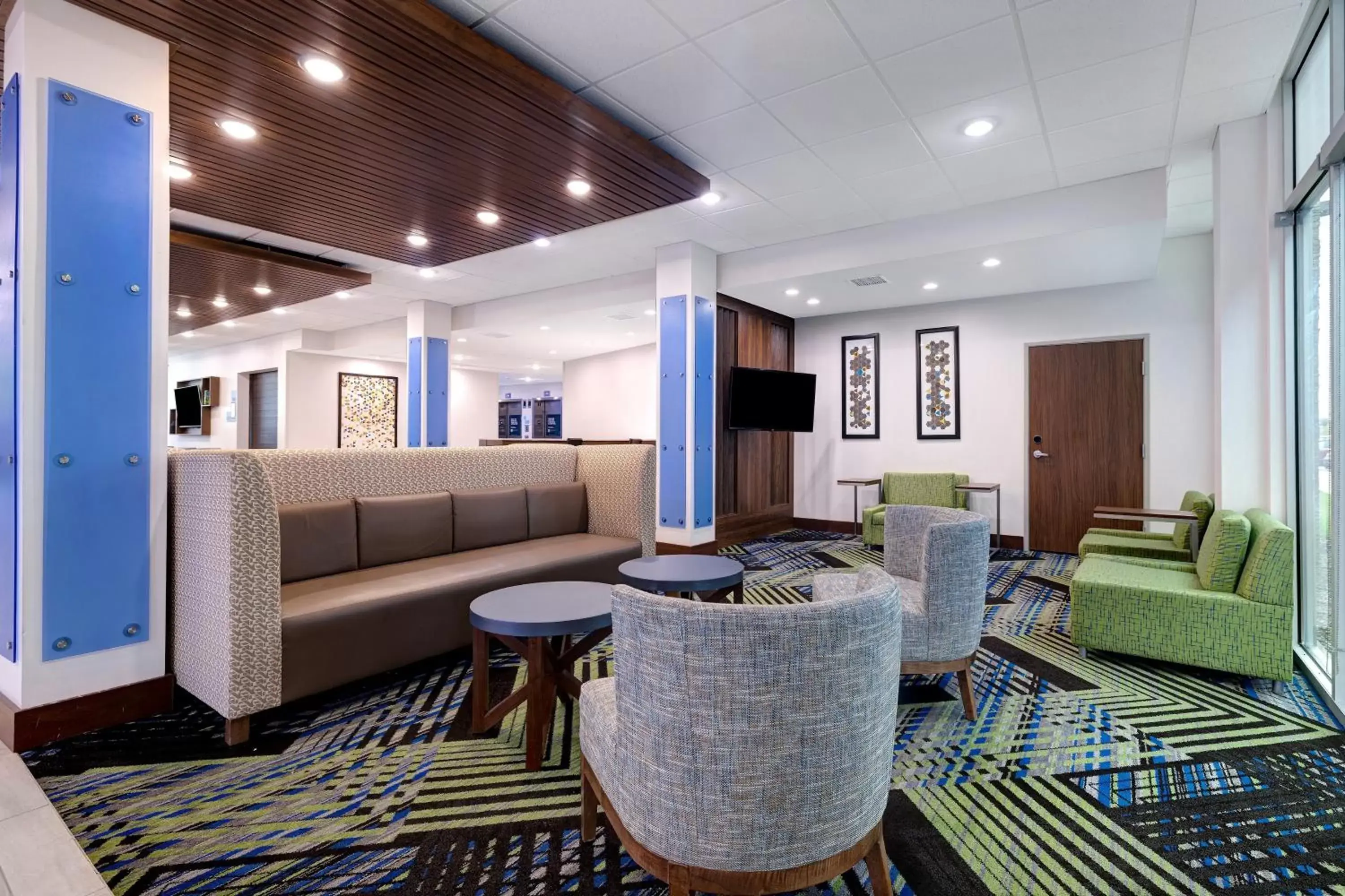 Property building, Seating Area in Holiday Inn Express & Suites - Brighton, an IHG Hotel