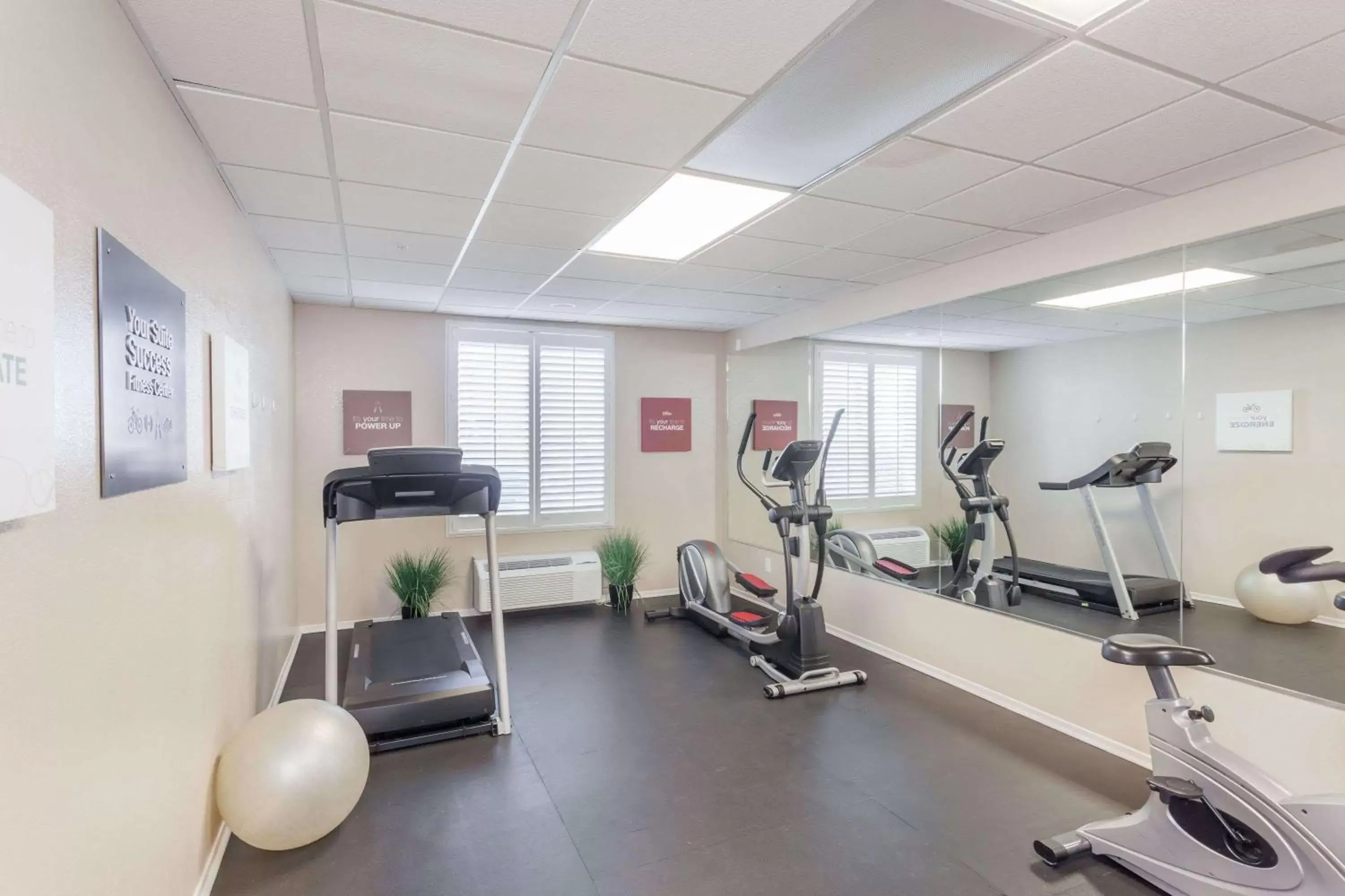 Fitness centre/facilities, Fitness Center/Facilities in Hawthorn Suites