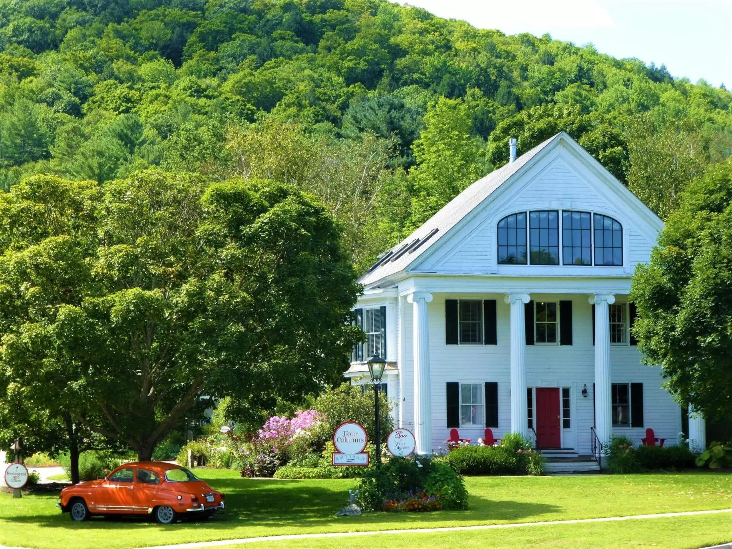 Property Building in Four Columns Inn