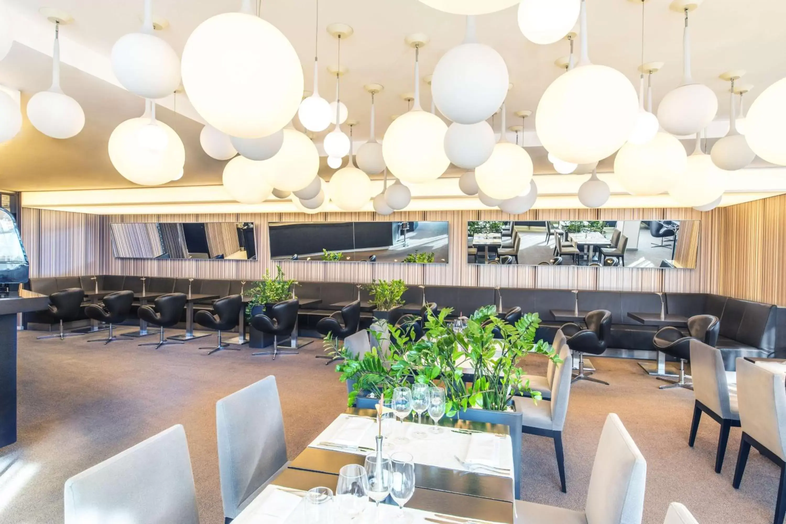 Lounge or bar in NH Bratislava Gate One Lounge or bar in NH Bratislava Gate One