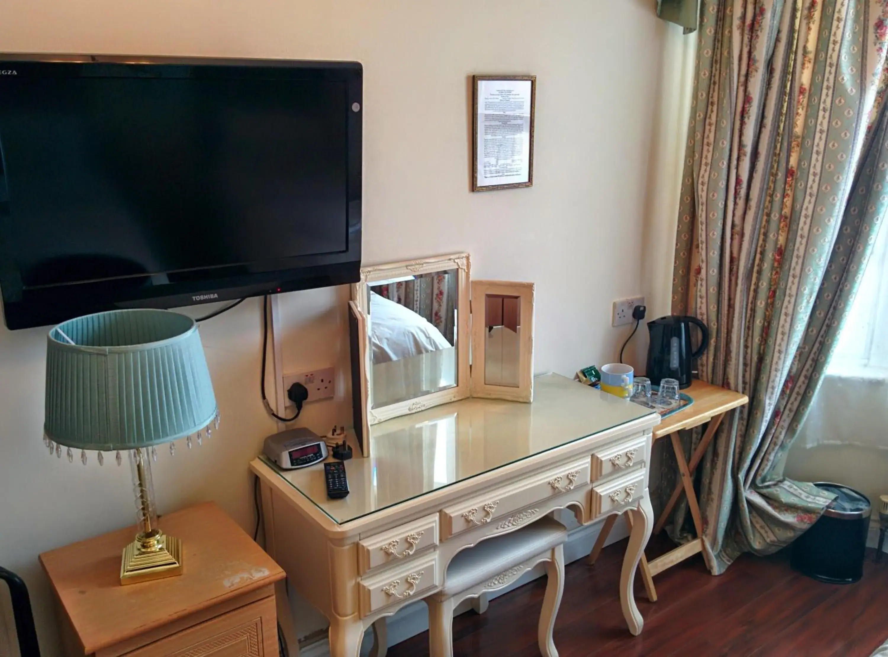 Seating area, TV/Entertainment Center in Acorn Guest House