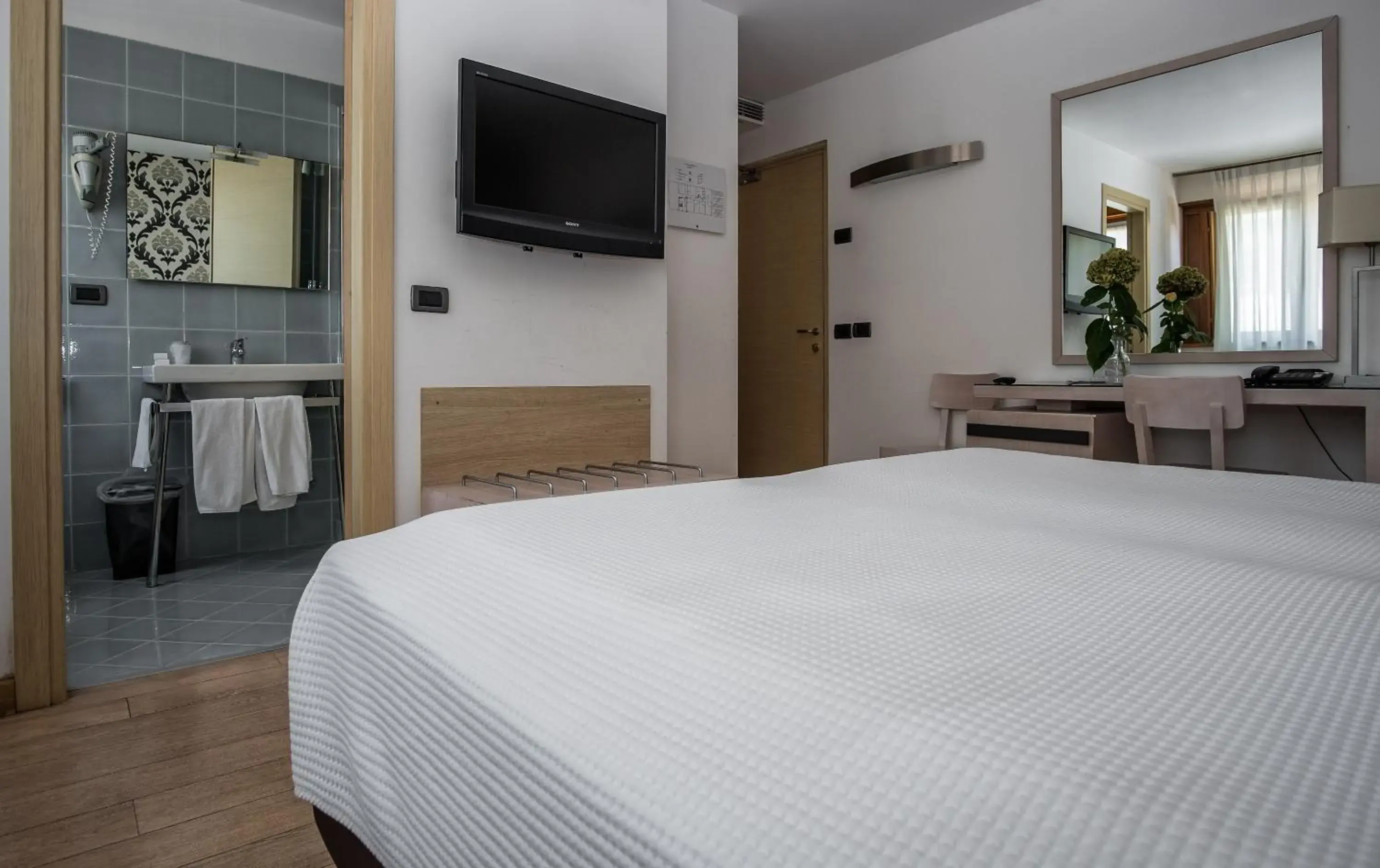 Bathroom, Bed in Hotel Ristorante Ramandolo