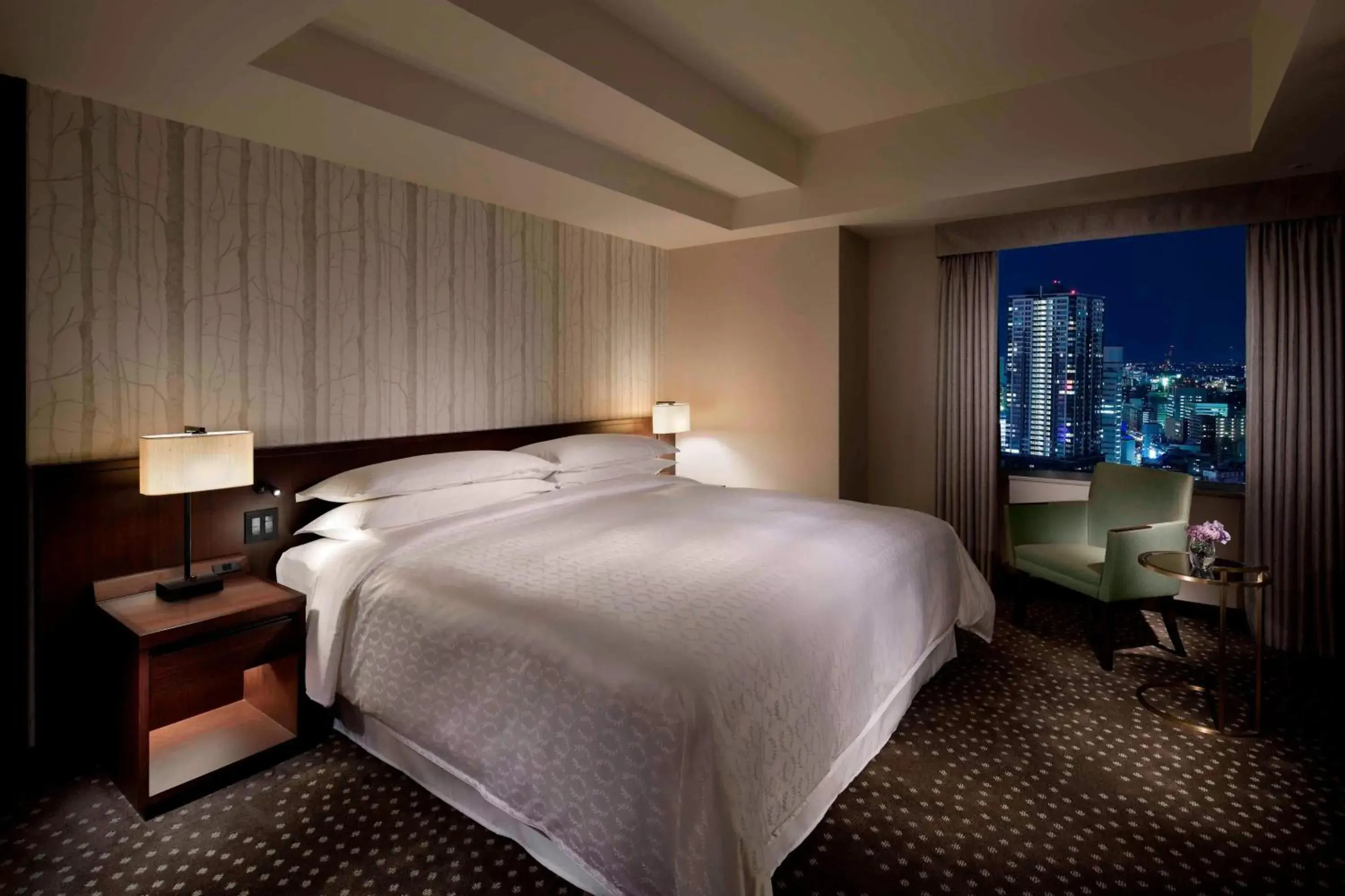 Photo of the whole room, Bed in Yokohama Bay Sheraton Hotel and Towers